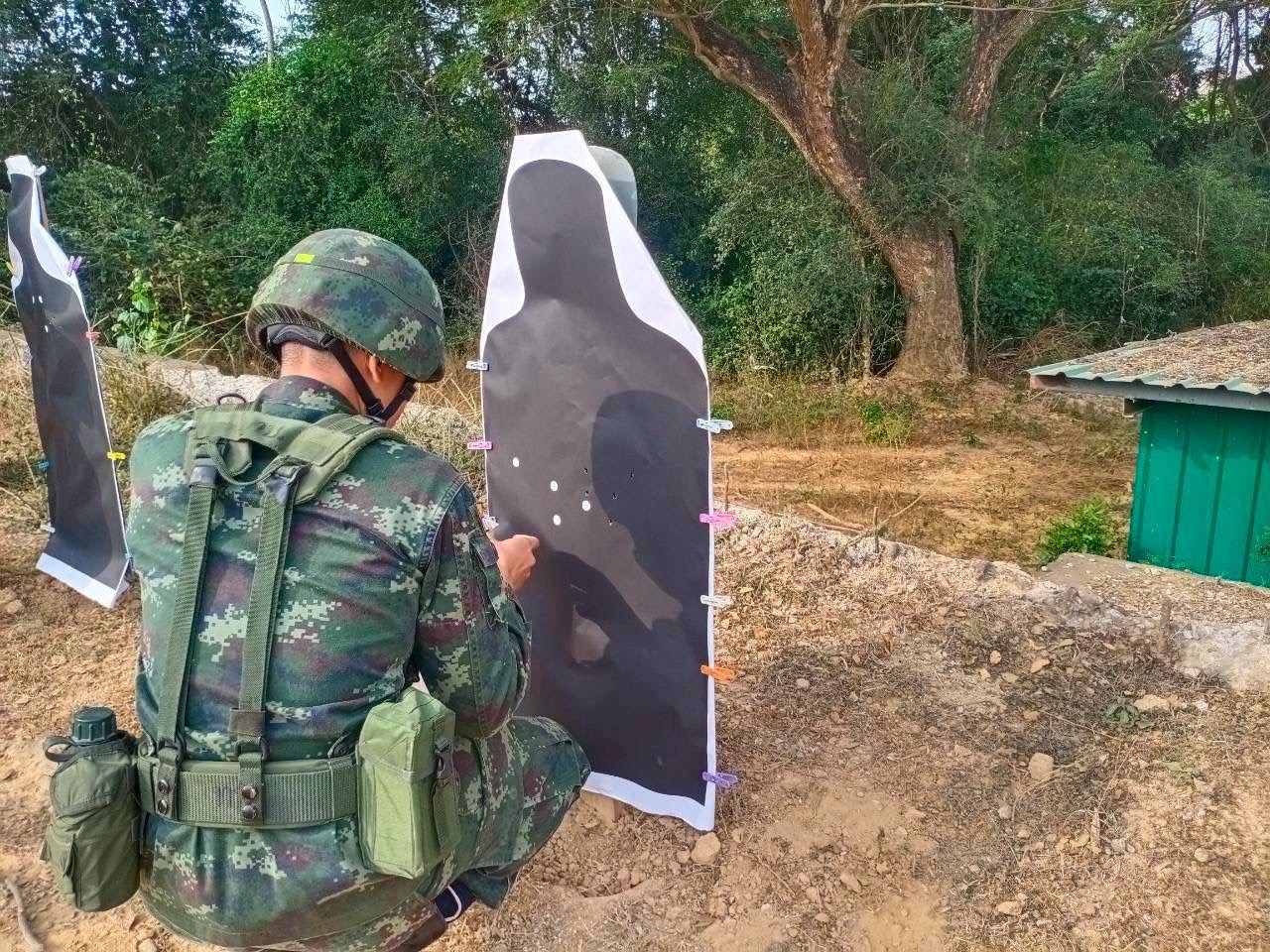 นนร.ชั้นปีที่ 1 รุ่นที่ 77 ฝึกภาคสนาม วิชาอาวุธประจำกาย ณ ศร. จว.ป.ข. ทำการฝึกถอดประกอบ การใช้และแก้ไขเหตุติดขัดอาวุธ ปพ.ขนาด 9 มม.เจริโก้, ปลย.ขนาด 5.56 มม.M16A4, ปลก.มินิมิ,ปลก.เนเกฟ, เครื่องยิงจรวด RPG-7 และ ปก.38