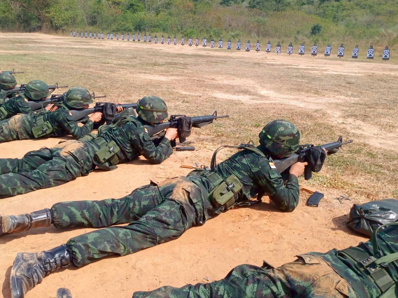 นนร.ชั้นปีที่ 1 รุ่นที่ 77 ฝึกภาคสนาม วิชาอาวุธประจำกาย ณ ศร. จว.ป.ข. ทำการฝึกถอดประกอบ การใช้และแก้ไขเหตุติดขัดอาวุธ ปพ.ขนาด 9 มม.เจริโก้, ปลย.ขนาด 5.56 มม.M16A4, ปลก.มินิมิ,ปลก.เนเกฟ, เครื่องยิงจรวด RPG-7 และ ปก.38