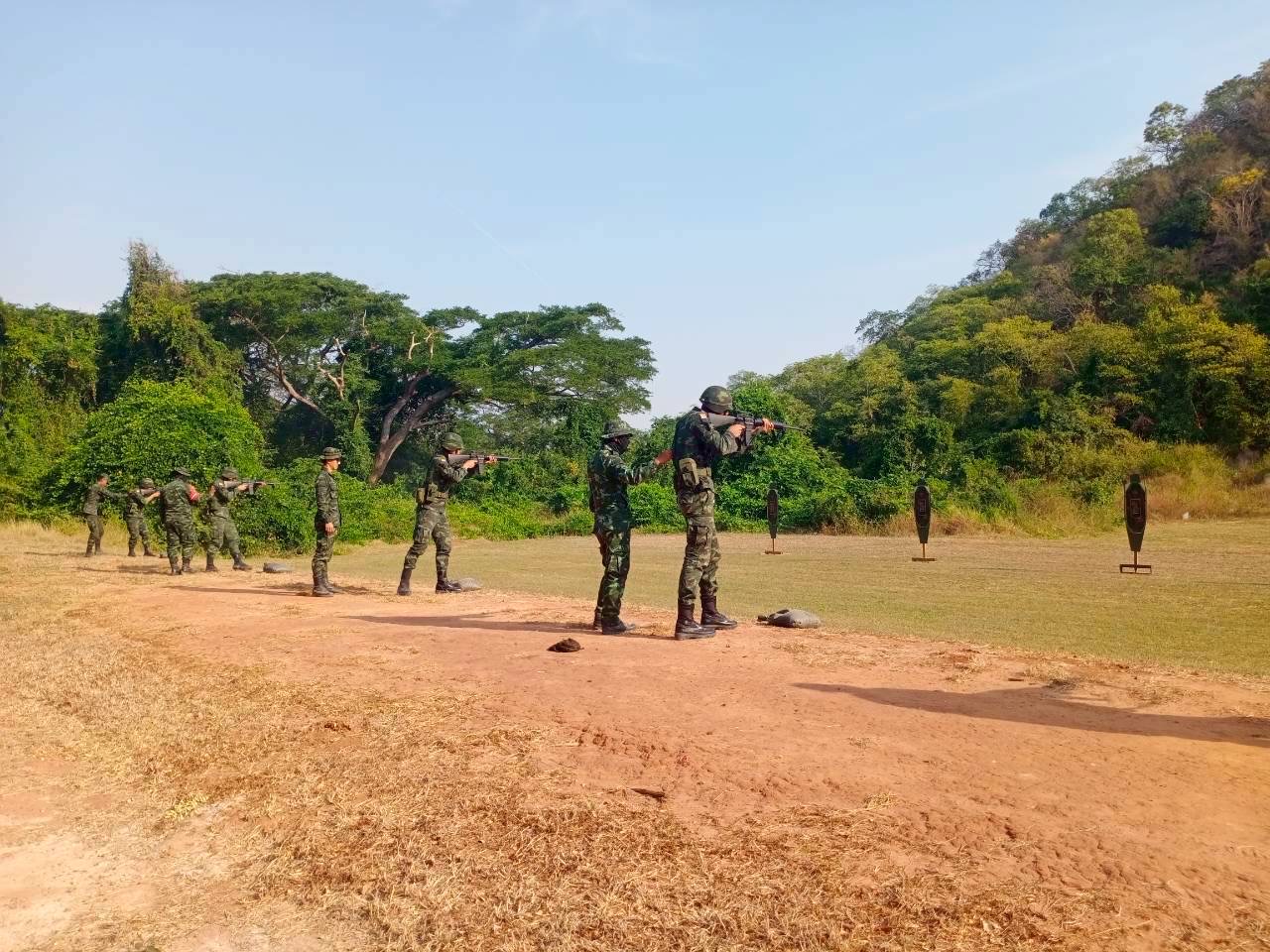 นนร.ชั้นปีที่ 1 รุ่นที่ 77 ฝึกภาคสนาม วิชาอาวุธประจำกาย ณ ศร. จว.ป.ข. ทำการฝึกถอดประกอบ การใช้และแก้ไขเหตุติดขัดอาวุธ ปพ.ขนาด 9 มม.เจริโก้, ปลย.ขนาด 5.56 มม.M16A4, ปลก.มินิมิ,ปลก.เนเกฟ, เครื่องยิงจรวด RPG-7 และ ปก.38