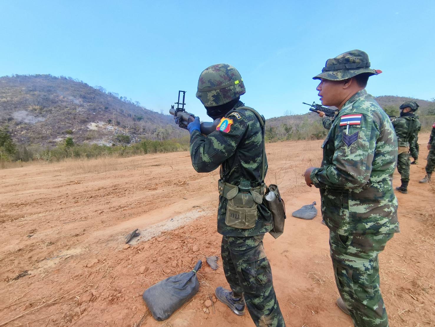 นนร.ชั้นปีที่ 1 รุ่นที่ 77 ฝึกภาคสนาม วิชาอาวุธประจำกาย ณ ศร. จว.ป.ข. ทำการฝึกถอดประกอบ การใช้และแก้ไขเหตุติดขัดอาวุธ ปพ.ขนาด 9 มม.เจริโก้, ปลย.ขนาด 5.56 มม.M16A4, ปลก.มินิมิ,ปลก.เนเกฟ, เครื่องยิงจรวด RPG-7 และ ปก.38