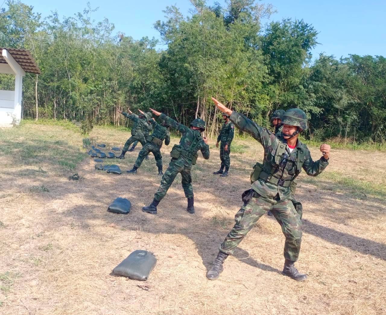 นนร.ชั้นปีที่ 1 รุ่นที่ 77 ฝึกภาคสนาม วิชาอาวุธประจำกาย ณ ศร. จว.ป.ข. ทำการฝึกถอดประกอบ การใช้และแก้ไขเหตุติดขัดอาวุธ ปพ.ขนาด 9 มม.เจริโก้, ปลย.ขนาด 5.56 มม.M16A4, ปลก.มินิมิ,ปลก.เนเกฟ, เครื่องยิงจรวด RPG-7 และ ปก.38