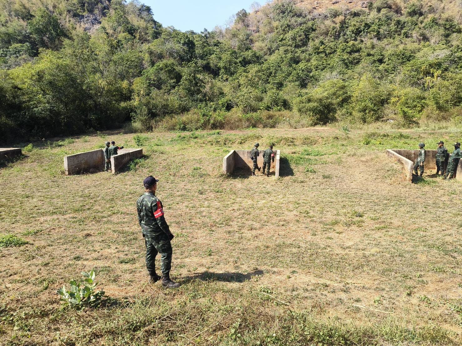 นนร.ชั้นปีที่ 1 รุ่นที่ 77 ฝึกภาคสนาม วิชาอาวุธประจำกาย ณ ศร. จว.ป.ข. ทำการฝึกถอดประกอบ การใช้และแก้ไขเหตุติดขัดอาวุธ ปพ.ขนาด 9 มม.เจริโก้, ปลย.ขนาด 5.56 มม.M16A4, ปลก.มินิมิ,ปลก.เนเกฟ, เครื่องยิงจรวด RPG-7 และ ปก.38