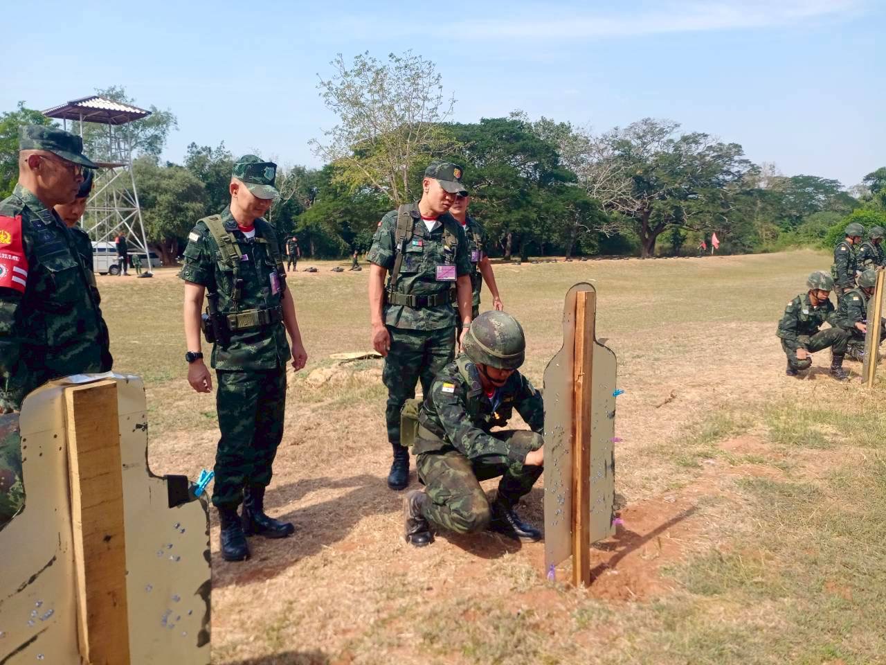 นนร.ชั้นปีที่ 1 รุ่นที่ 77 ฝึกภาคสนาม วิชาอาวุธประจำกาย ณ ศร. จว.ป.ข. ทำการฝึกถอดประกอบ การใช้และแก้ไขเหตุติดขัดอาวุธ ปพ.ขนาด 9 มม.เจริโก้, ปลย.ขนาด 5.56 มม.M16A4, ปลก.มินิมิ,ปลก.เนเกฟ, เครื่องยิงจรวด RPG-7 และ ปก.38