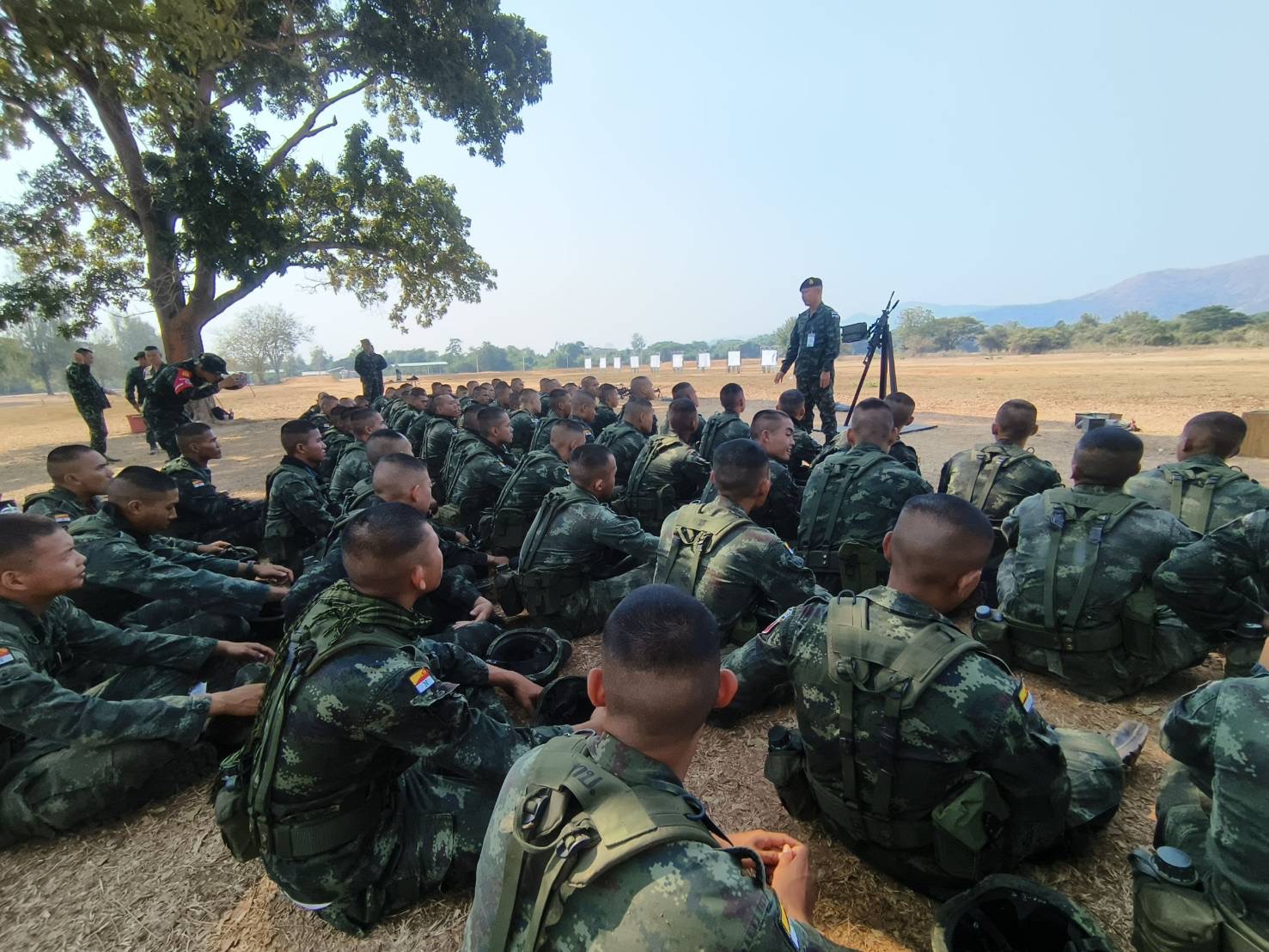 นนร.ชั้นปีที่ 1 รุ่นที่ 77 ฝึกภาคสนาม วิชาอาวุธประจำกาย ณ ศร. จว.ป.ข. ทำการฝึกถอดประกอบ การใช้และแก้ไขเหตุติดขัดอาวุธ ปพ.ขนาด 9 มม.เจริโก้, ปลย.ขนาด 5.56 มม.M16A4, ปลก.มินิมิ,ปลก.เนเกฟ, เครื่องยิงจรวด RPG-7 และ ปก.38