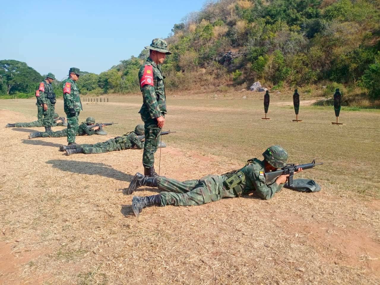 นนร.ชั้นปีที่ 1 รุ่นที่ 77 ฝึกภาคสนาม วิชาอาวุธประจำกาย ณ ศร. จว.ป.ข. ทำการฝึกถอดประกอบ การใช้และแก้ไขเหตุติดขัดอาวุธ ปพ.ขนาด 9 มม.เจริโก้, ปลย.ขนาด 5.56 มม.M16A4, ปลก.มินิมิ,ปลก.เนเกฟ, เครื่องยิงจรวด RPG-7 และ ปก.38