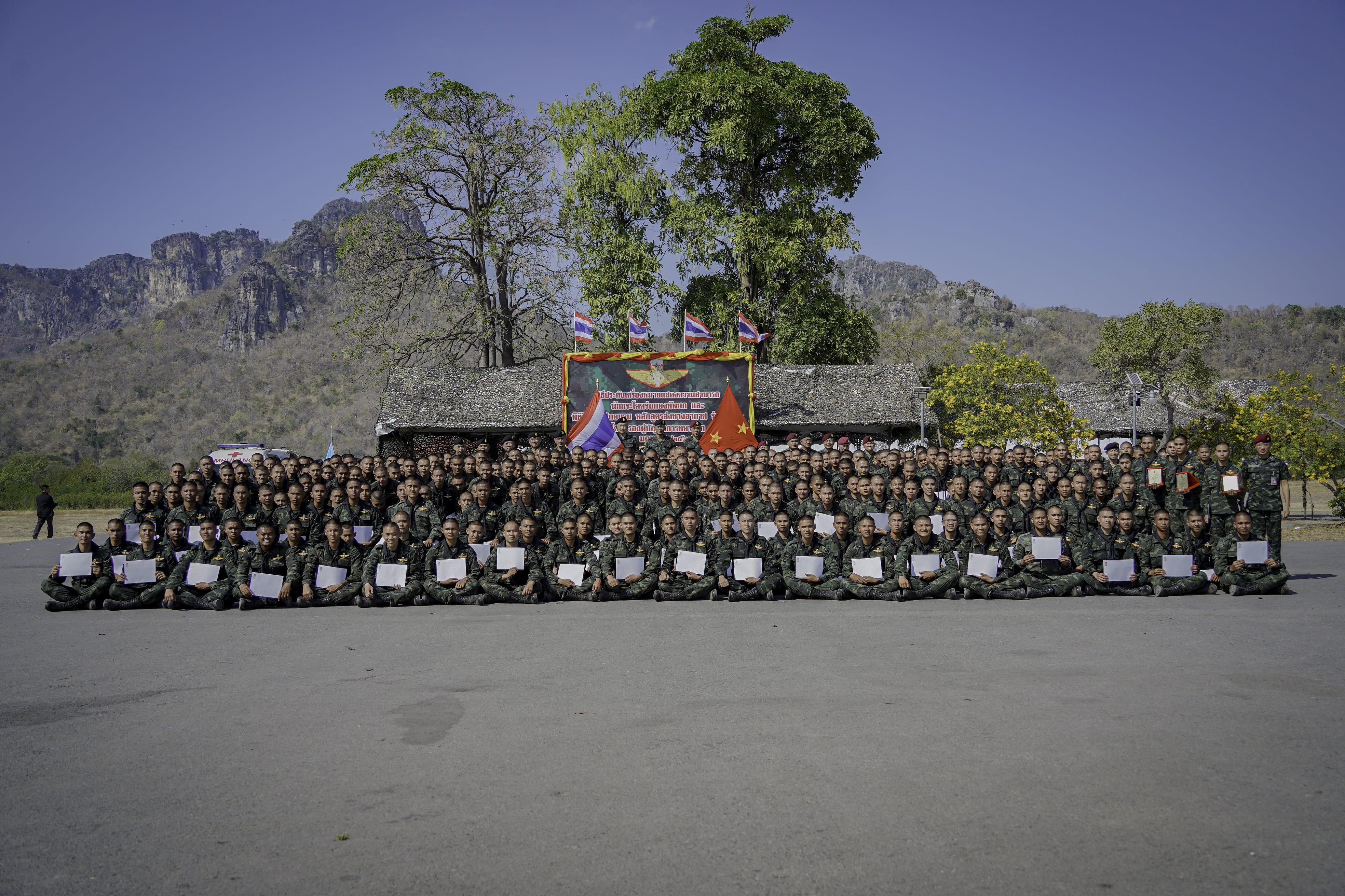 3  - 30 ม.ค. 69 นนร.ชั้นปีที่ 3 รุ่นที่ 75 ฝึกภาคสนาม วิชาการฝึกอบรมหลักสูตรส่งทางอากาศ รุ่นที่ 360 (นนร.) ณ ศสพ. จว.ล.บ. ทำการฝึกการกระโดดร่มภาคพื้นดินหมุนเวียน 6 สถานี