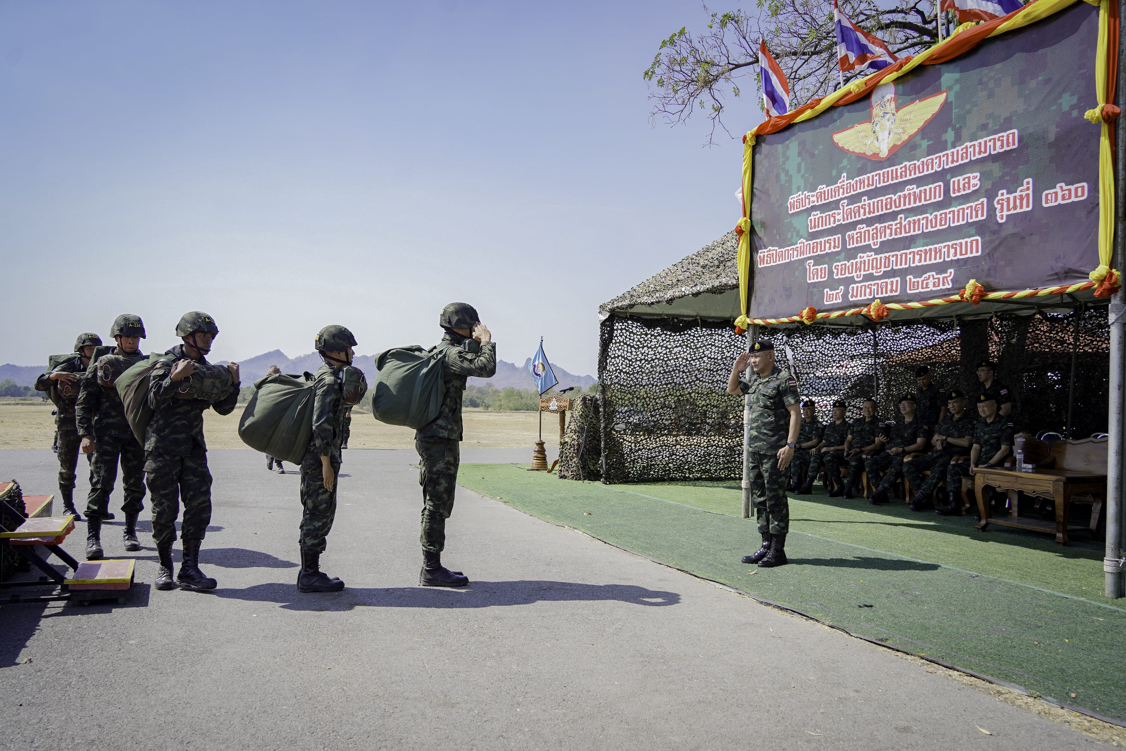 3  - 30 ม.ค. 69 นนร.ชั้นปีที่ 3 รุ่นที่ 75 ฝึกภาคสนาม วิชาการฝึกอบรมหลักสูตรส่งทางอากาศ รุ่นที่ 360 (นนร.) ณ ศสพ. จว.ล.บ. ทำการฝึกการกระโดดร่มภาคพื้นดินหมุนเวียน 6 สถานี