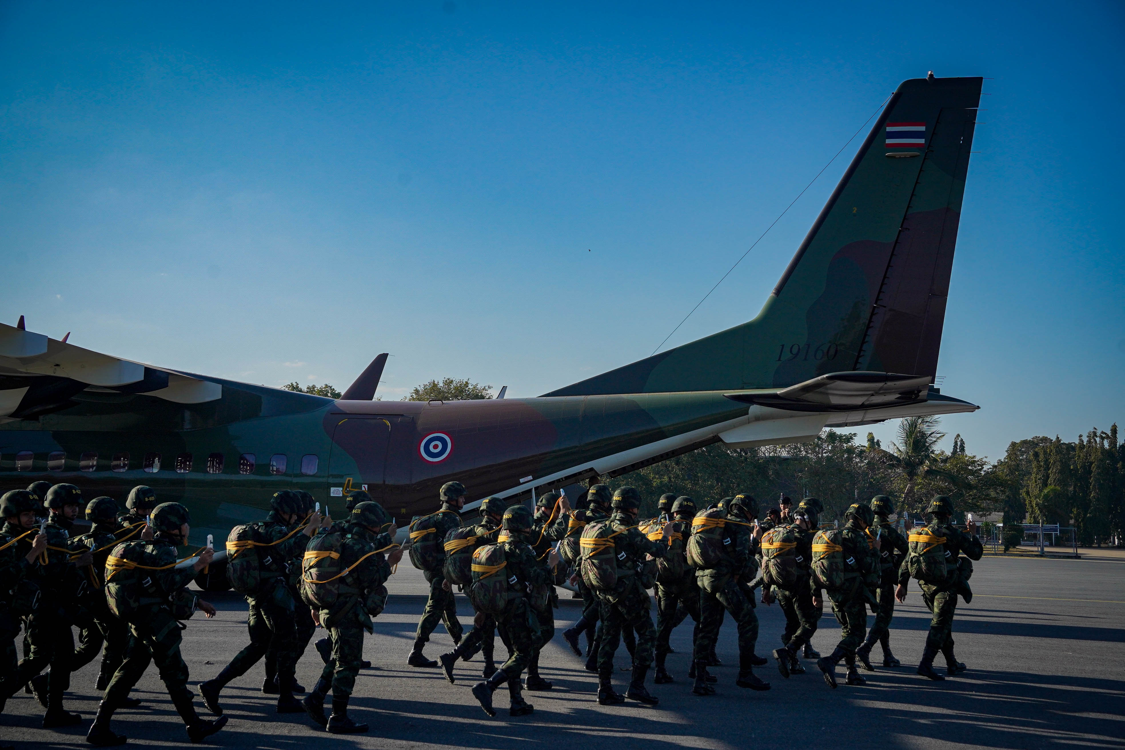 3  - 30 ม.ค. 69 นนร.ชั้นปีที่ 3 รุ่นที่ 75 ฝึกภาคสนาม วิชาการฝึกอบรมหลักสูตรส่งทางอากาศ รุ่นที่ 360 (นนร.) ณ ศสพ. จว.ล.บ. ทำการฝึกการกระโดดร่มภาคพื้นดินหมุนเวียน 6 สถานี