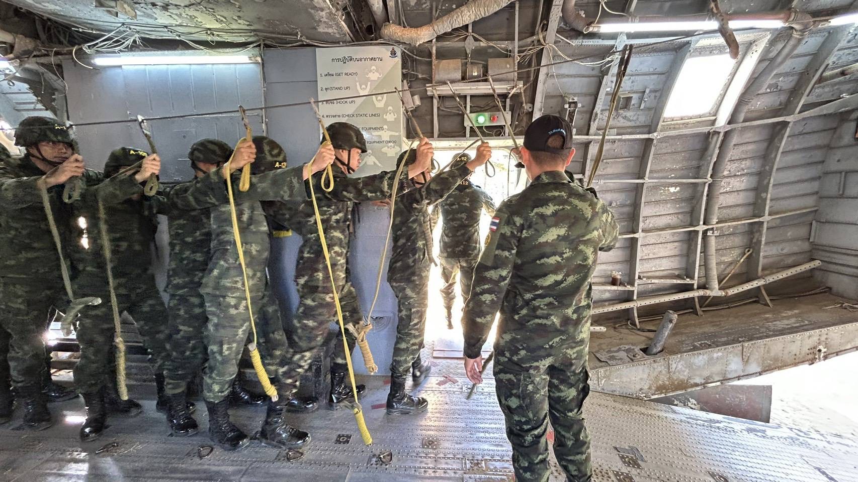 3  - 30 ม.ค. 69 นนร.ชั้นปีที่ 3 รุ่นที่ 75 ฝึกภาคสนาม วิชาการฝึกอบรมหลักสูตรส่งทางอากาศ รุ่นที่ 360 (นนร.) ณ ศสพ. จว.ล.บ. ทำการฝึกการกระโดดร่มภาคพื้นดินหมุนเวียน 6 สถานี