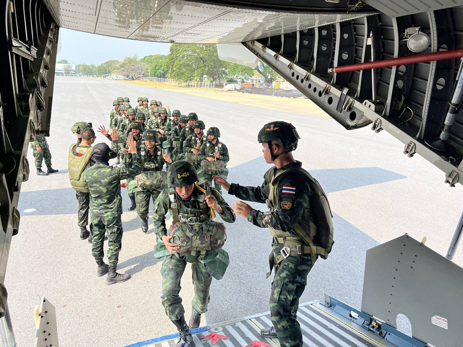 3  - 30 ม.ค. 69 นนร.ชั้นปีที่ 3 รุ่นที่ 75 ฝึกภาคสนาม วิชาการฝึกอบรมหลักสูตรส่งทางอากาศ รุ่นที่ 360 (นนร.) ณ ศสพ. จว.ล.บ. ทำการฝึกการกระโดดร่มภาคพื้นดินหมุนเวียน 6 สถานี