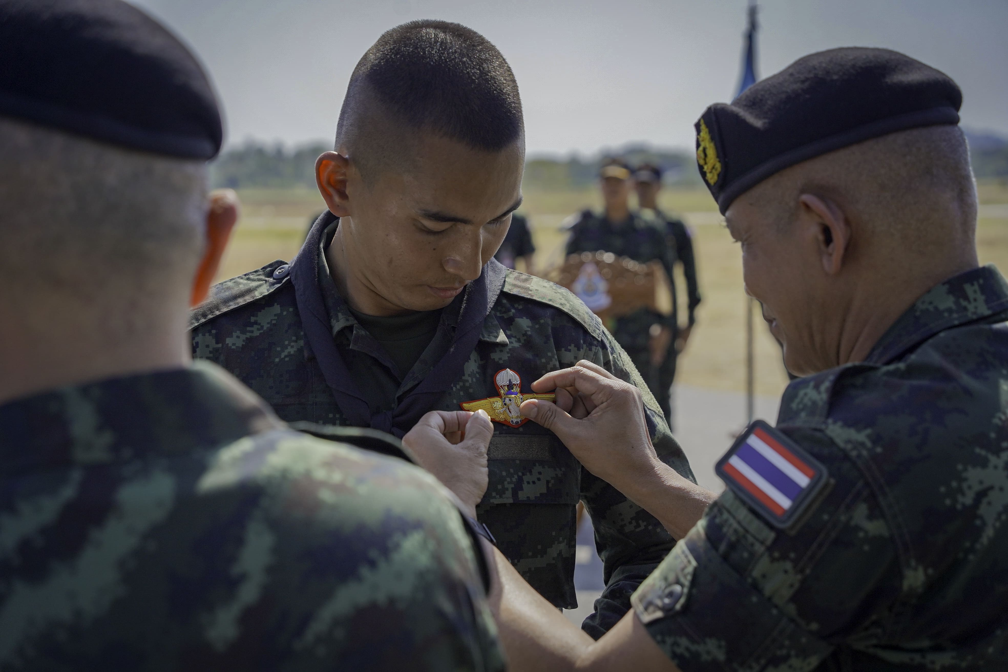 3  - 30 ม.ค. 69 นนร.ชั้นปีที่ 3 รุ่นที่ 75 ฝึกภาคสนาม วิชาการฝึกอบรมหลักสูตรส่งทางอากาศ รุ่นที่ 360 (นนร.) ณ ศสพ. จว.ล.บ. ทำการฝึกการกระโดดร่มภาคพื้นดินหมุนเวียน 6 สถานี