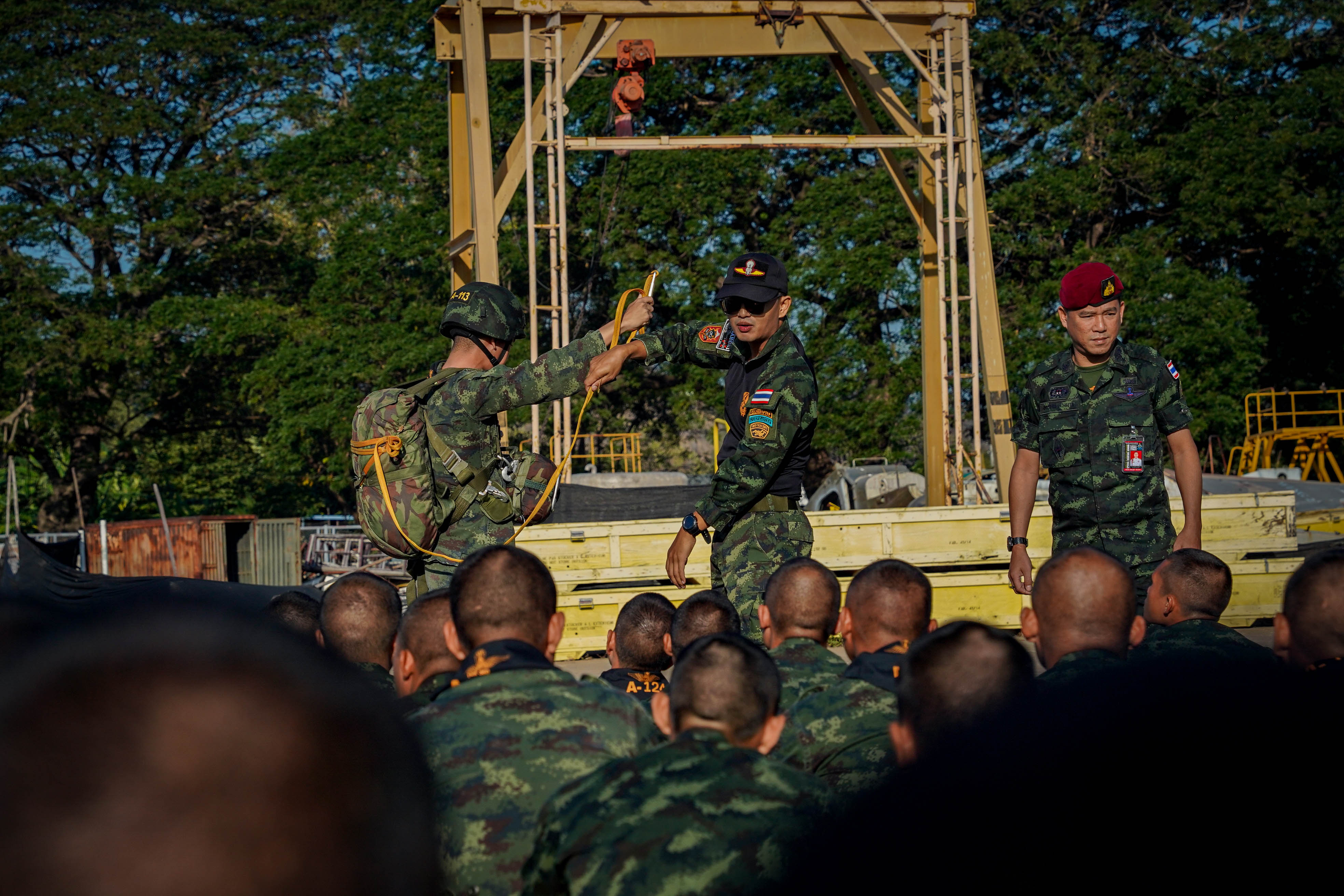 3  - 30 ม.ค. 69 นนร.ชั้นปีที่ 3 รุ่นที่ 75 ฝึกภาคสนาม วิชาการฝึกอบรมหลักสูตรส่งทางอากาศ รุ่นที่ 360 (นนร.) ณ ศสพ. จว.ล.บ. ทำการฝึกการกระโดดร่มภาคพื้นดินหมุนเวียน 6 สถานี