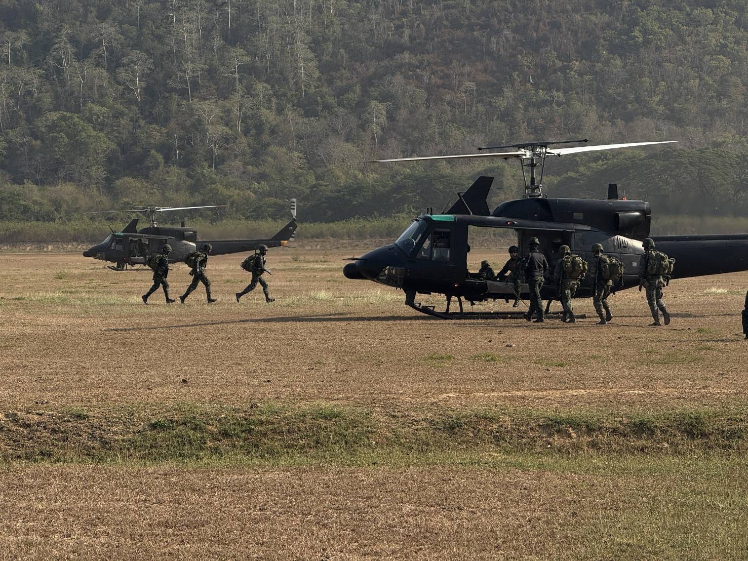 3  - 30 ม.ค. 69 นนร.ชั้นปีที่ 3 รุ่นที่ 75 ฝึกภาคสนาม วิชาการฝึกอบรมหลักสูตรส่งทางอากาศ รุ่นที่ 360 (นนร.) ณ ศสพ. จว.ล.บ. ทำการฝึกการกระโดดร่มภาคพื้นดินหมุนเวียน 6 สถานี