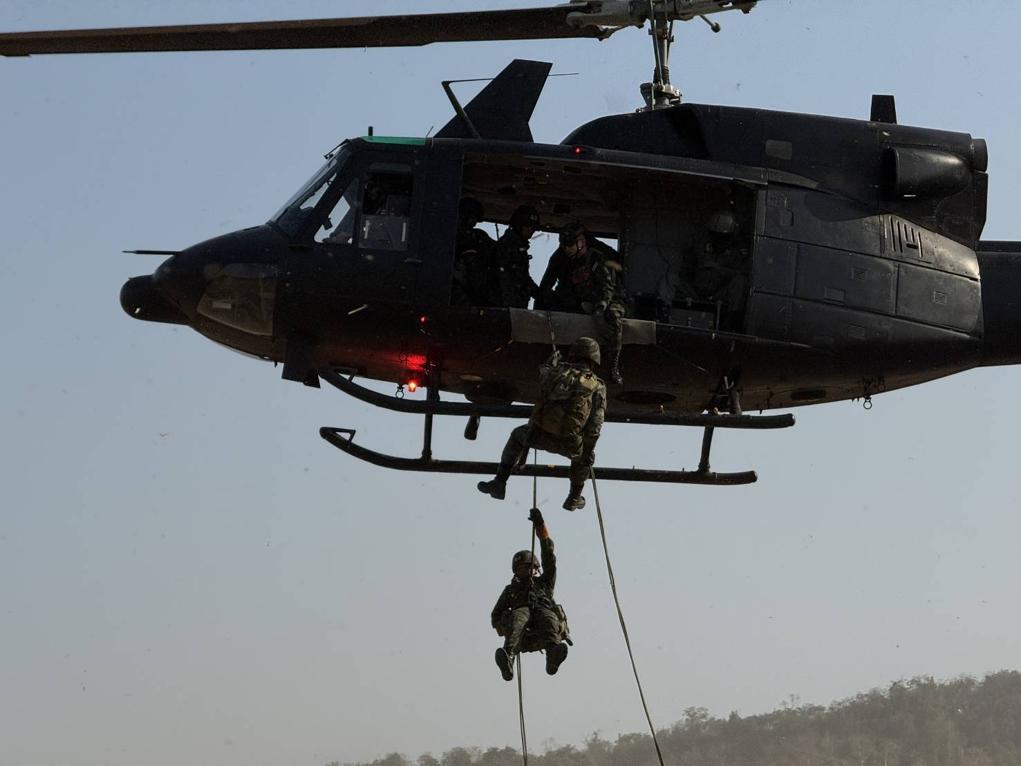 3  - 30 ม.ค. 69 นนร.ชั้นปีที่ 3 รุ่นที่ 75 ฝึกภาคสนาม วิชาการฝึกอบรมหลักสูตรส่งทางอากาศ รุ่นที่ 360 (นนร.) ณ ศสพ. จว.ล.บ. ทำการฝึกการกระโดดร่มภาคพื้นดินหมุนเวียน 6 สถานี