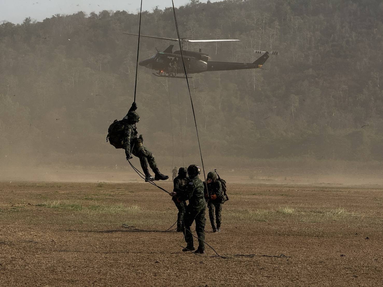 3  - 30 ม.ค. 69 นนร.ชั้นปีที่ 3 รุ่นที่ 75 ฝึกภาคสนาม วิชาการฝึกอบรมหลักสูตรส่งทางอากาศ รุ่นที่ 360 (นนร.) ณ ศสพ. จว.ล.บ. ทำการฝึกการกระโดดร่มภาคพื้นดินหมุนเวียน 6 สถานี