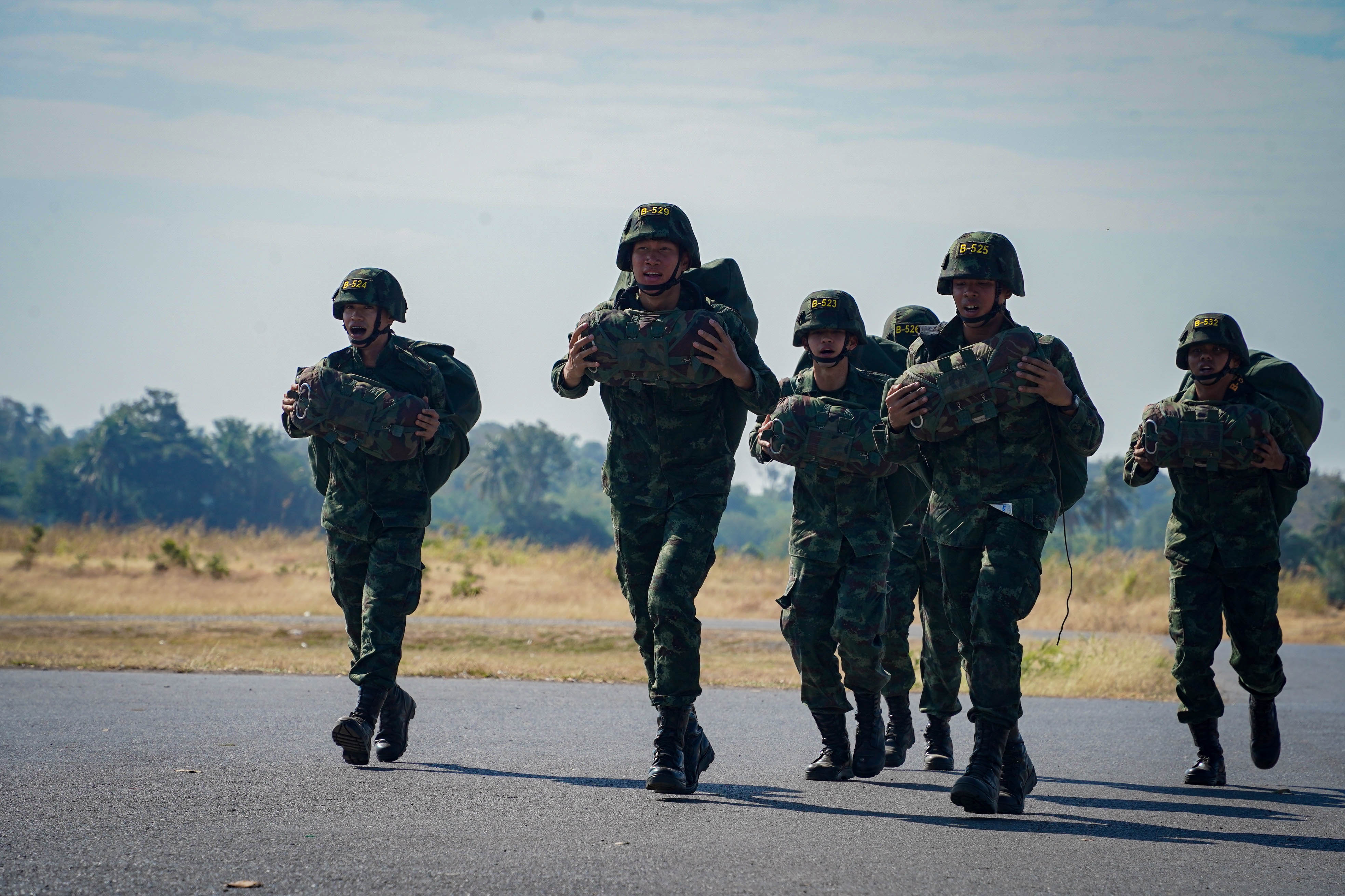 3  - 30 ม.ค. 69 นนร.ชั้นปีที่ 3 รุ่นที่ 75 ฝึกภาคสนาม วิชาการฝึกอบรมหลักสูตรส่งทางอากาศ รุ่นที่ 360 (นนร.) ณ ศสพ. จว.ล.บ. ทำการฝึกการกระโดดร่มภาคพื้นดินหมุนเวียน 6 สถานี