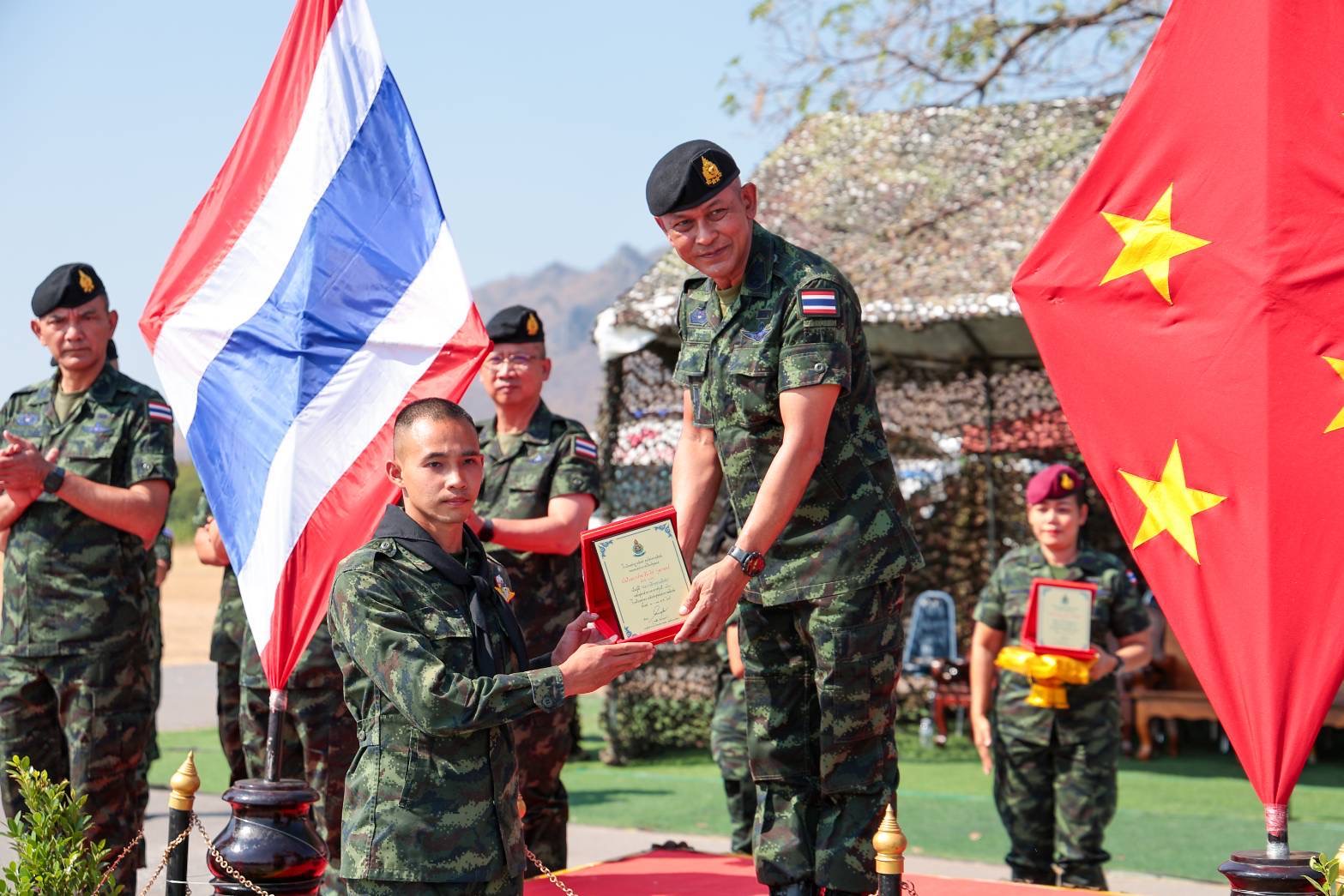 3  - 30 ม.ค. 69 นนร.ชั้นปีที่ 3 รุ่นที่ 75 ฝึกภาคสนาม วิชาการฝึกอบรมหลักสูตรส่งทางอากาศ รุ่นที่ 360 (นนร.) ณ ศสพ. จว.ล.บ. ทำการฝึกการกระโดดร่มภาคพื้นดินหมุนเวียน 6 สถานี