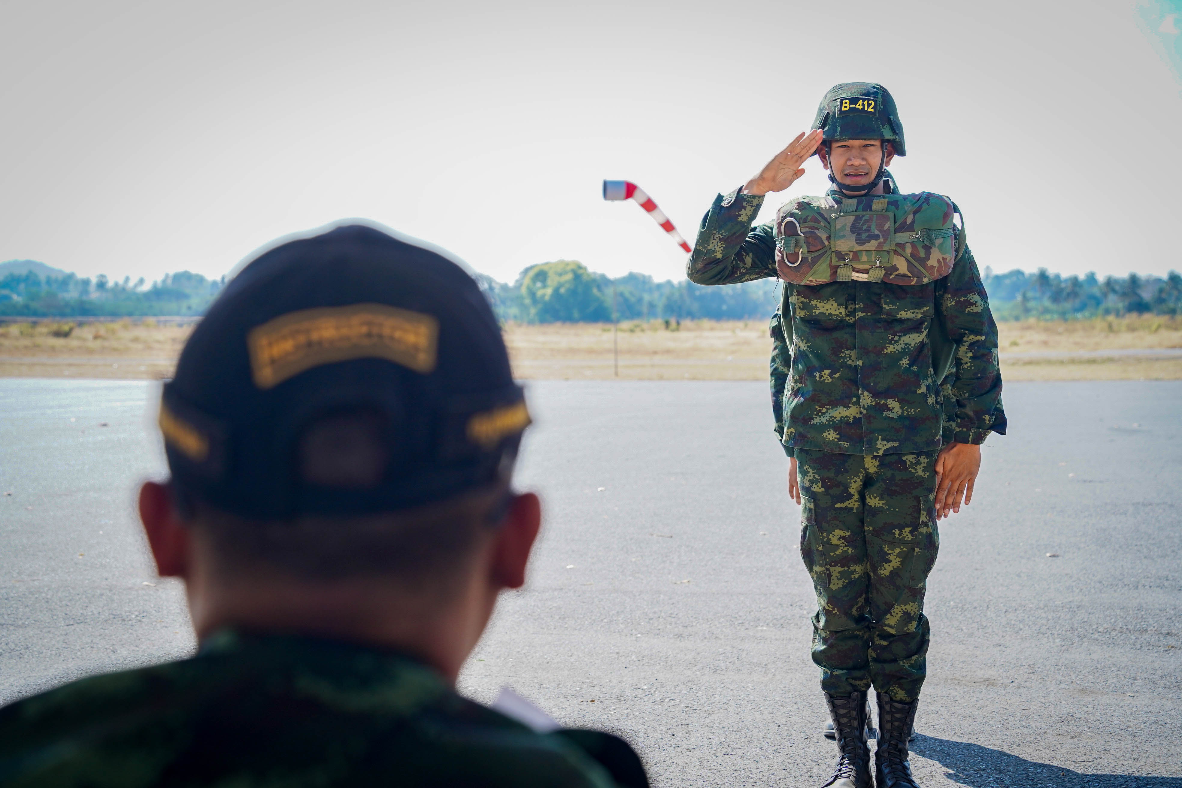 3  - 30 ม.ค. 69 นนร.ชั้นปีที่ 3 รุ่นที่ 75 ฝึกภาคสนาม วิชาการฝึกอบรมหลักสูตรส่งทางอากาศ รุ่นที่ 360 (นนร.) ณ ศสพ. จว.ล.บ. ทำการฝึกการกระโดดร่มภาคพื้นดินหมุนเวียน 6 สถานี