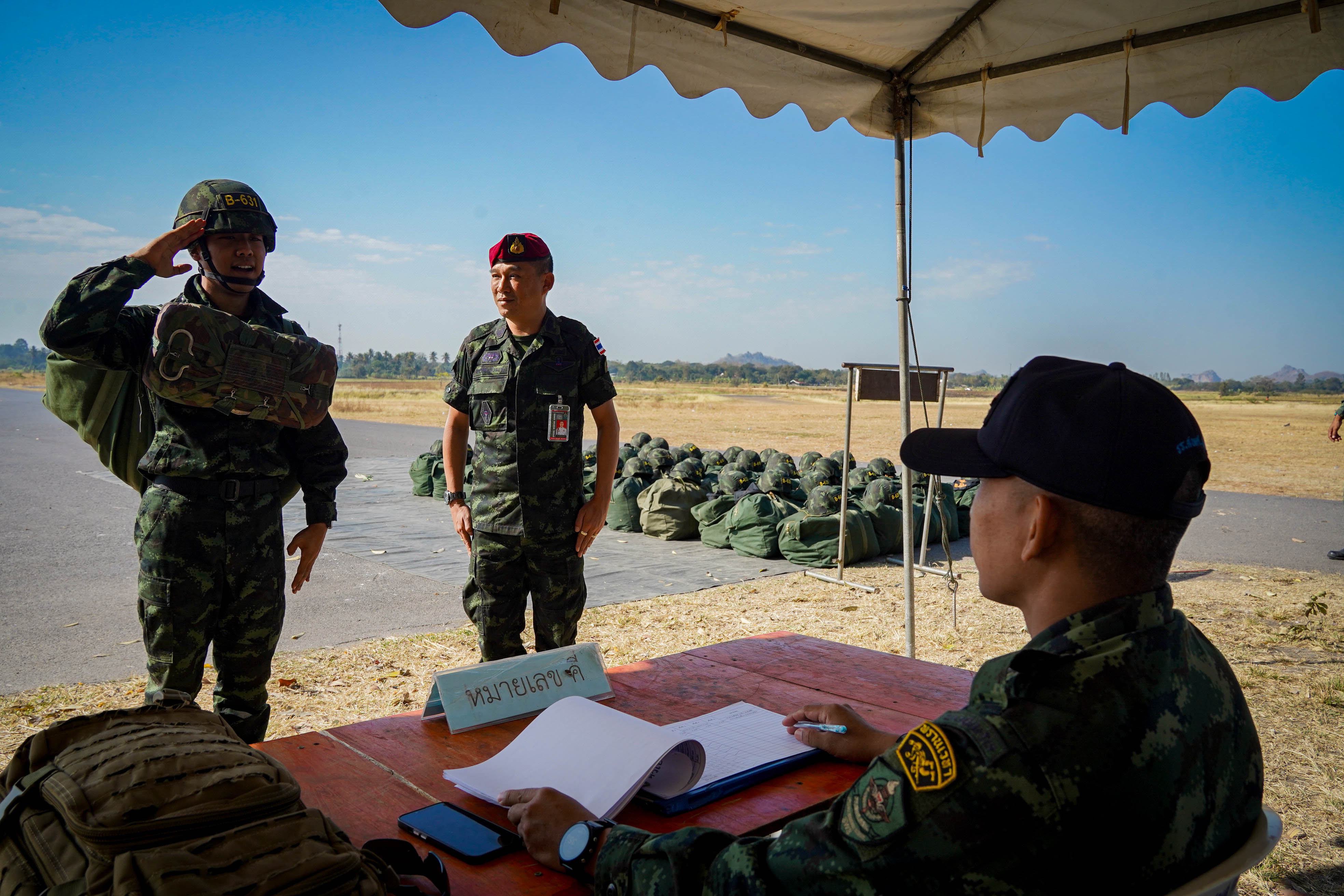 3  - 30 ม.ค. 69 นนร.ชั้นปีที่ 3 รุ่นที่ 75 ฝึกภาคสนาม วิชาการฝึกอบรมหลักสูตรส่งทางอากาศ รุ่นที่ 360 (นนร.) ณ ศสพ. จว.ล.บ. ทำการฝึกการกระโดดร่มภาคพื้นดินหมุนเวียน 6 สถานี