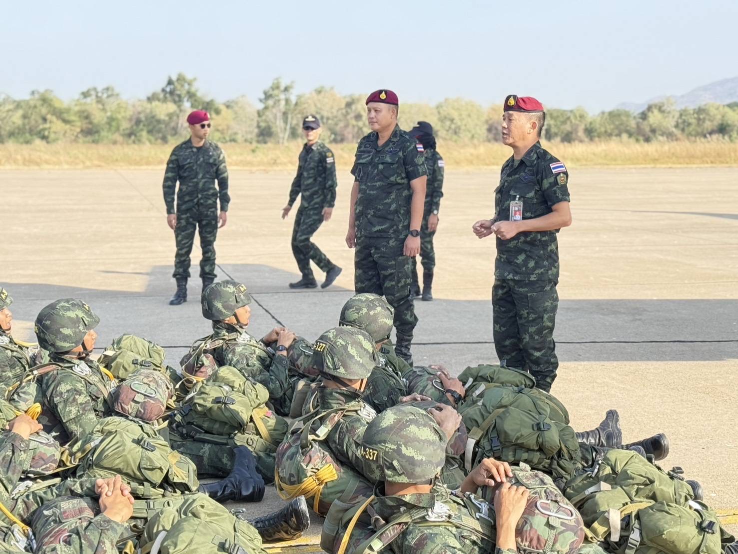 3  - 30 ม.ค. 69 นนร.ชั้นปีที่ 3 รุ่นที่ 75 ฝึกภาคสนาม วิชาการฝึกอบรมหลักสูตรส่งทางอากาศ รุ่นที่ 360 (นนร.) ณ ศสพ. จว.ล.บ. ทำการฝึกการกระโดดร่มภาคพื้นดินหมุนเวียน 6 สถานี