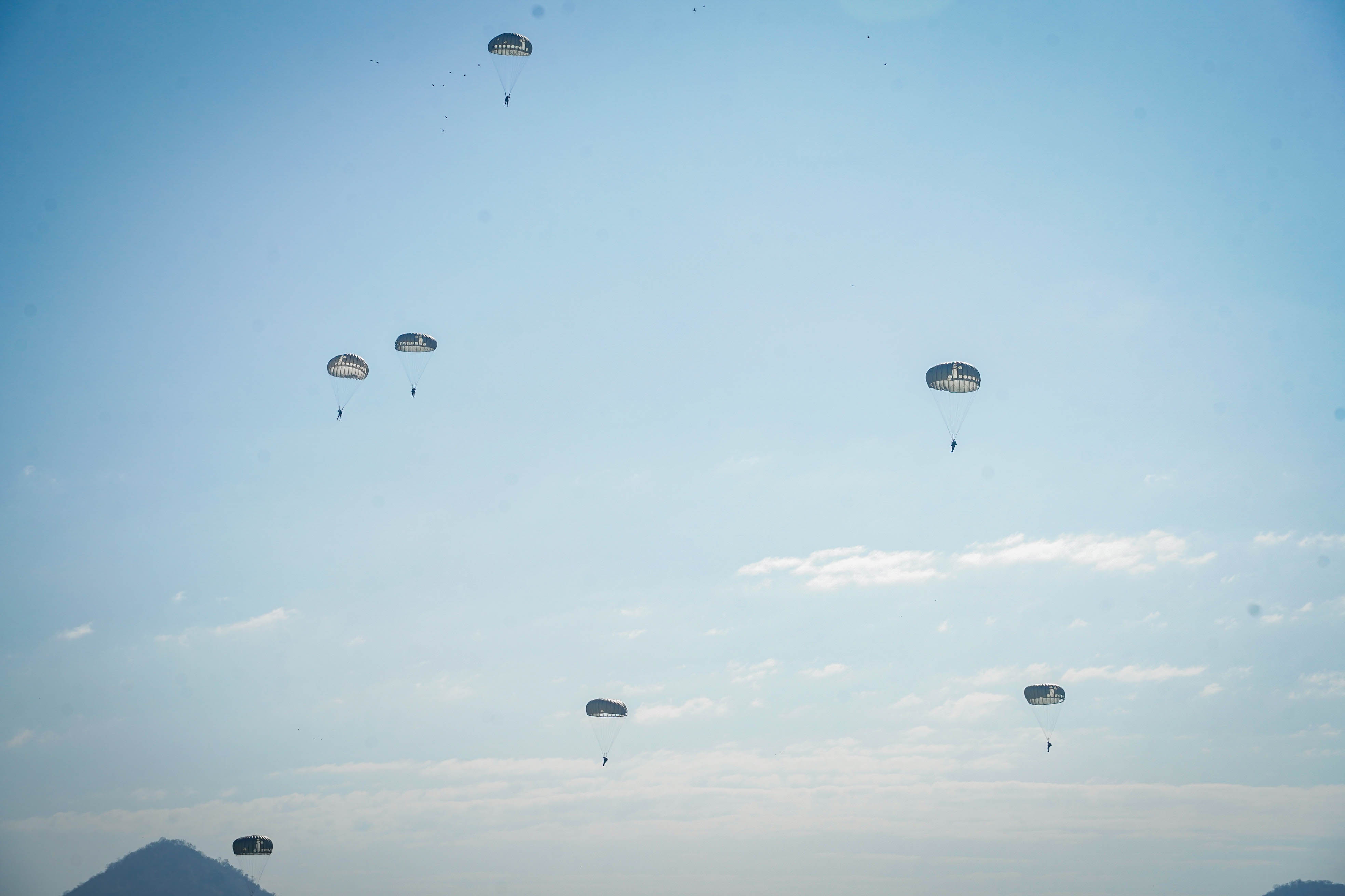 3  - 30 ม.ค. 69 นนร.ชั้นปีที่ 3 รุ่นที่ 75 ฝึกภาคสนาม วิชาการฝึกอบรมหลักสูตรส่งทางอากาศ รุ่นที่ 360 (นนร.) ณ ศสพ. จว.ล.บ. ทำการฝึกการกระโดดร่มภาคพื้นดินหมุนเวียน 6 สถานี