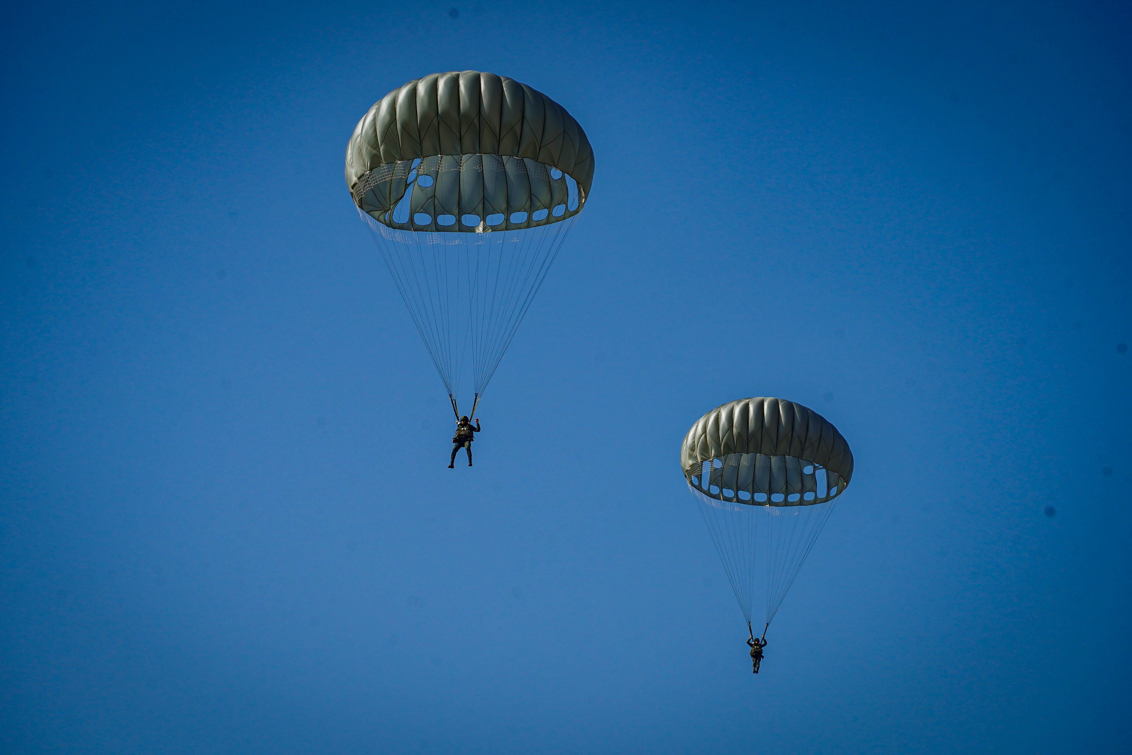 3  - 30 ม.ค. 69 นนร.ชั้นปีที่ 3 รุ่นที่ 75 ฝึกภาคสนาม วิชาการฝึกอบรมหลักสูตรส่งทางอากาศ รุ่นที่ 360 (นนร.) ณ ศสพ. จว.ล.บ. ทำการฝึกการกระโดดร่มภาคพื้นดินหมุนเวียน 6 สถานี