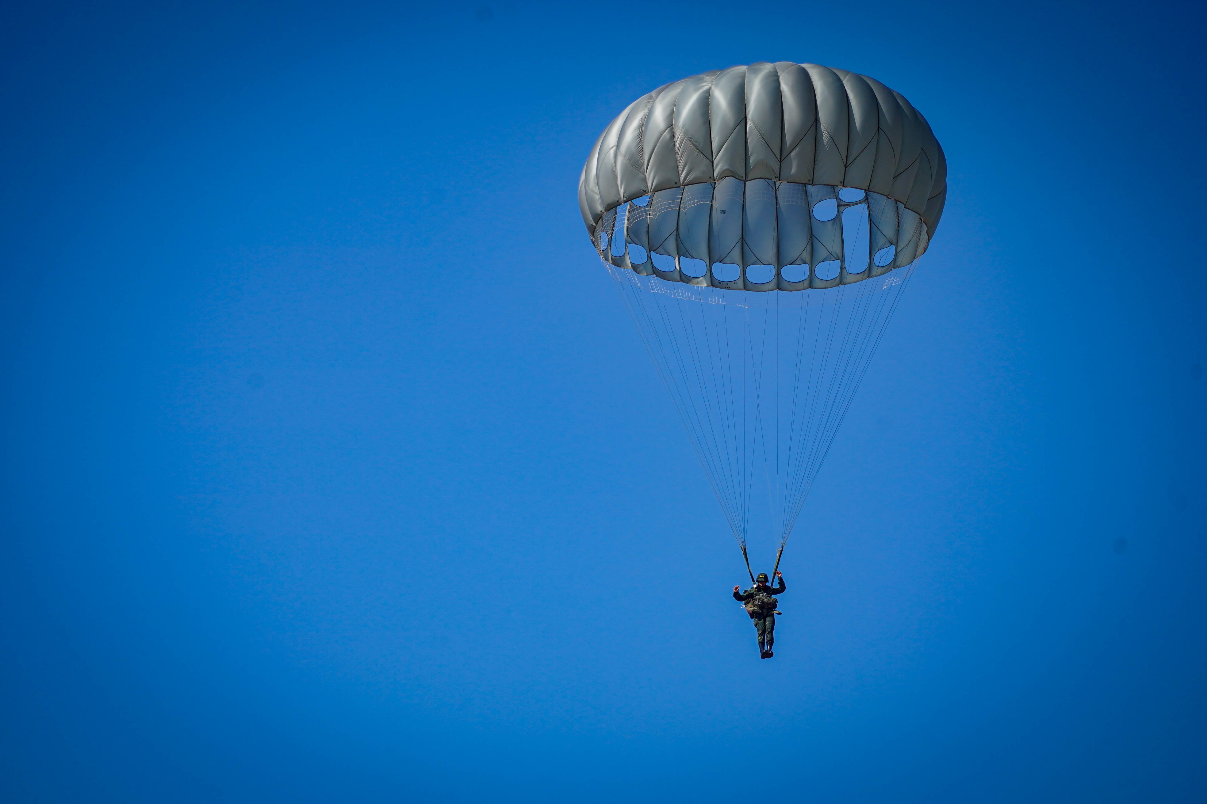 3  - 30 ม.ค. 69 นนร.ชั้นปีที่ 3 รุ่นที่ 75 ฝึกภาคสนาม วิชาการฝึกอบรมหลักสูตรส่งทางอากาศ รุ่นที่ 360 (นนร.) ณ ศสพ. จว.ล.บ. ทำการฝึกการกระโดดร่มภาคพื้นดินหมุนเวียน 6 สถานี