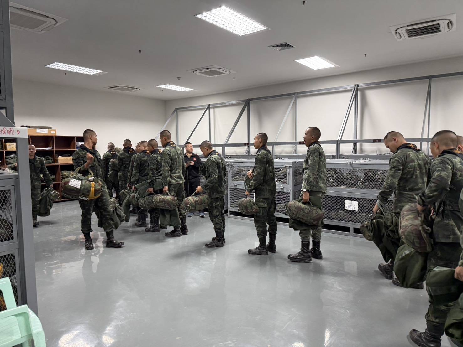 3  - 30 ม.ค. 69 นนร.ชั้นปีที่ 3 รุ่นที่ 75 ฝึกภาคสนาม วิชาการฝึกอบรมหลักสูตรส่งทางอากาศ รุ่นที่ 360 (นนร.) ณ ศสพ. จว.ล.บ. ทำการฝึกการกระโดดร่มภาคพื้นดินหมุนเวียน 6 สถานี