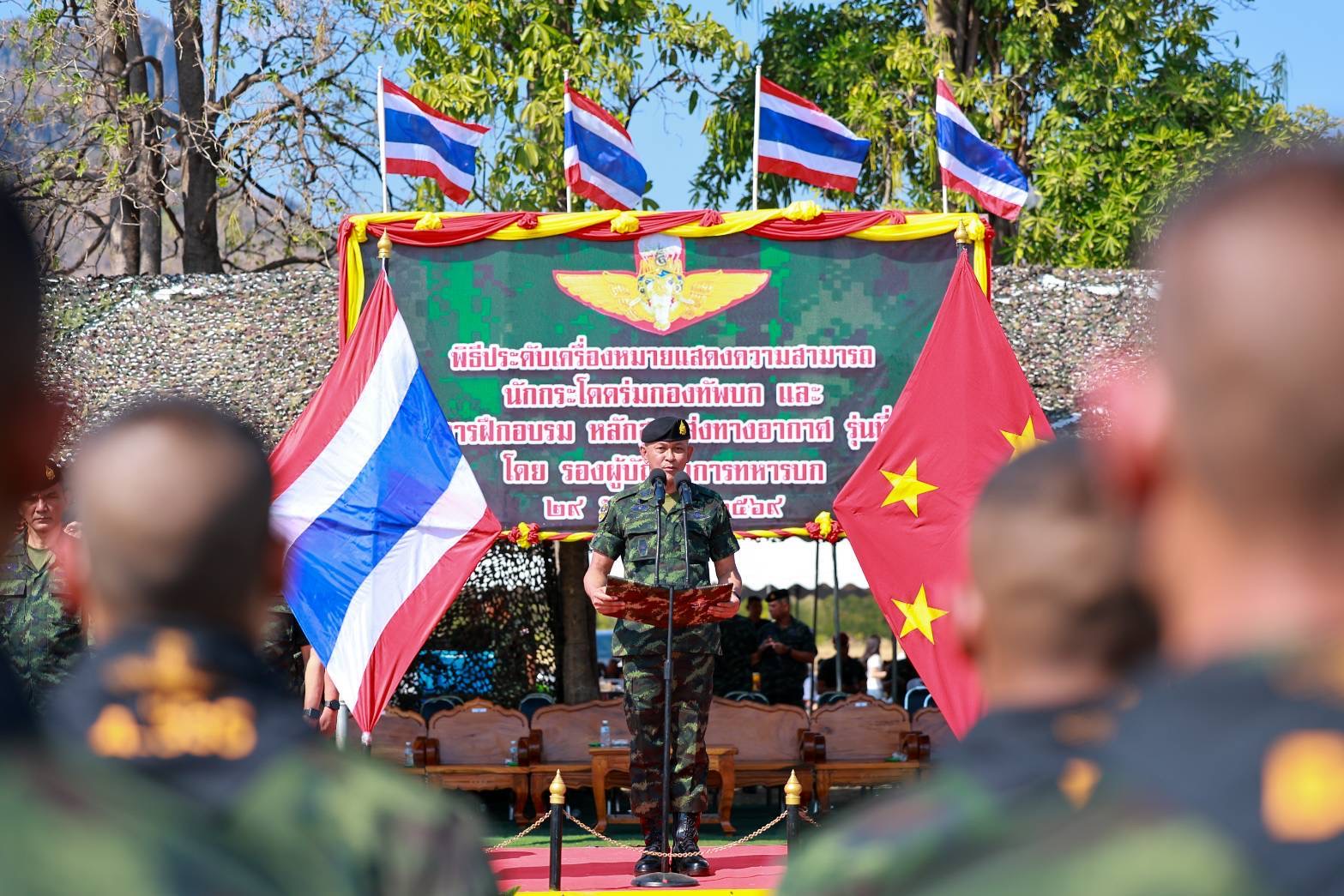 3  - 30 ม.ค. 69 นนร.ชั้นปีที่ 3 รุ่นที่ 75 ฝึกภาคสนาม วิชาการฝึกอบรมหลักสูตรส่งทางอากาศ รุ่นที่ 360 (นนร.) ณ ศสพ. จว.ล.บ. ทำการฝึกการกระโดดร่มภาคพื้นดินหมุนเวียน 6 สถานี