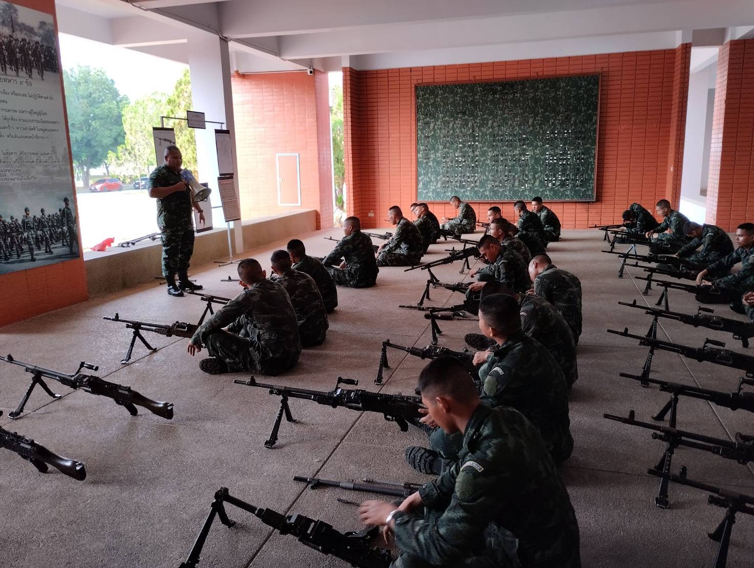 ส่วนวิชาทหาร โรงเรียนนายร้อยพระจุลจอมเกล้า ทำการฝึกเพิ่มพูนทักษะทางด้านวิชาทหารให้กับ นนร.ชั้นปีที่ 2 รุ่นที่ 76 ประจำปีการศึกษา 2568 ตั้งแต่ห้วงวันที่ 2 - 20 ก.พ. 69