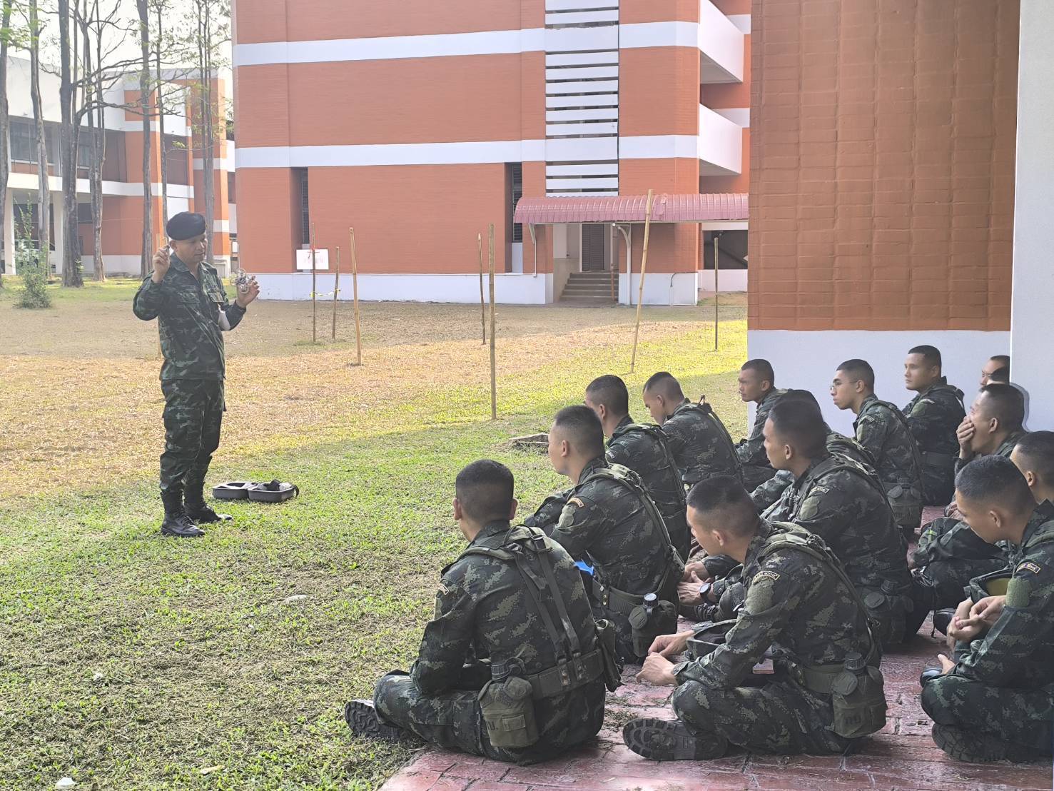 ส่วนวิชาทหาร โรงเรียนนายร้อยพระจุลจอมเกล้า ทำการฝึกเพิ่มพูนทักษะทางด้านวิชาทหารให้กับ นนร.ชั้นปีที่ 3 รุ่นที่ 75 ประจำปีการศึกษา 2568 ตั้งแต่ห้วงวันที่ 2 - 20 ก.พ. 69