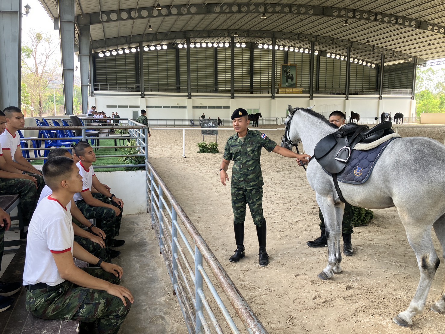 20 ก.พ. - 1 มี.ค. 69
นนร. ชั้นปีที่ 2 รุ่นที่ 76 ฝึกภาคสนาม วิชาการฝึกยุทโธปกรณ์ของเหล่าทหารม้า โดยทำการฝึก 4 สถานี
สถานีที่ 1 ขี่ม้าเบื้องต้น
สถานีที่ 2 อาวุธยุทโธปกรณ์ของเหล่าทหารม้า
สถานีที่ 3 ขับรถถังและรถสายพาน
สถานีที่ 4 พลประจำรถ (TACOS)