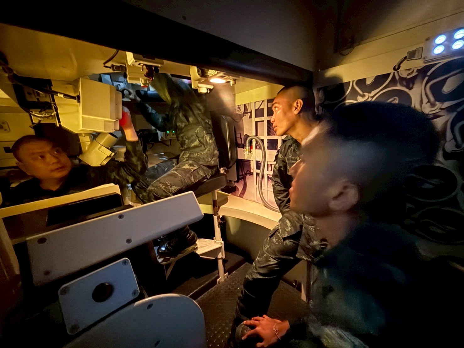 20 ก.พ. - 1 มี.ค. 69
นนร. ชั้นปีที่ 2 รุ่นที่ 76 ฝึกภาคสนาม วิชาการฝึกยุทโธปกรณ์ของเหล่าทหารม้า โดยทำการฝึก 4 สถานี
สถานีที่ 1 ขี่ม้าเบื้องต้น
สถานีที่ 2 อาวุธยุทโธปกรณ์ของเหล่าทหารม้า
สถานีที่ 3 ขับรถถังและรถสายพาน
สถานีที่ 4 พลประจำรถ (TACOS)