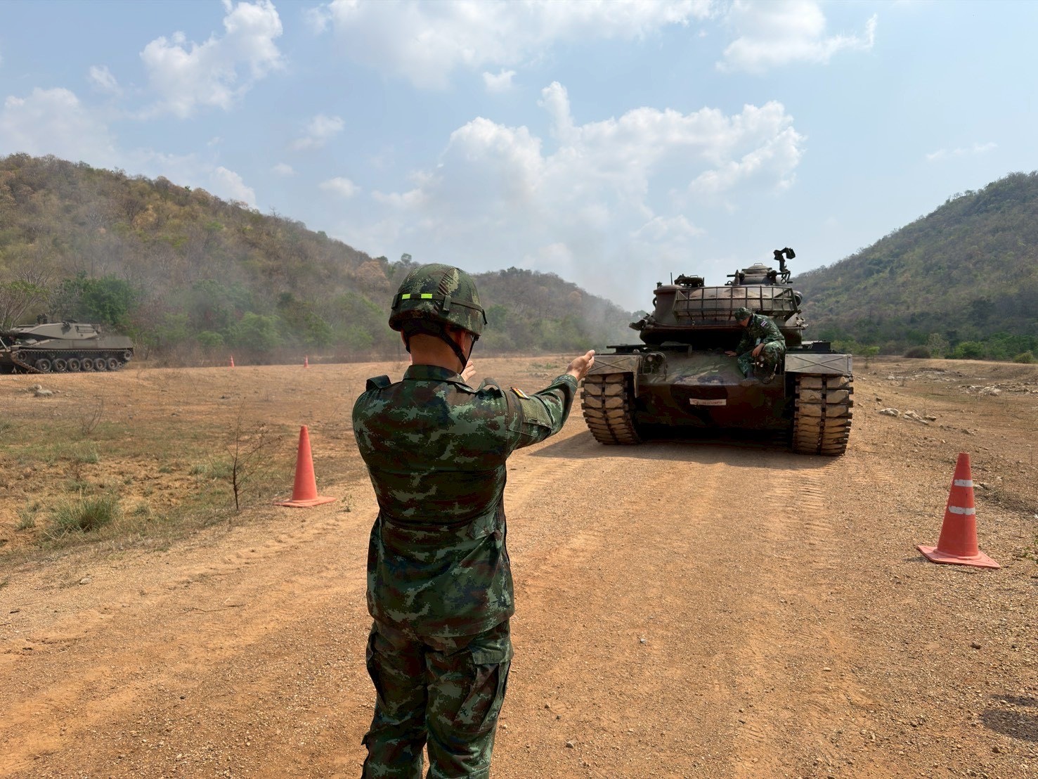 20 ก.พ. - 1 มี.ค. 69
นนร. ชั้นปีที่ 2 รุ่นที่ 76 ฝึกภาคสนาม วิชาการฝึกยุทโธปกรณ์ของเหล่าทหารม้า โดยทำการฝึก 4 สถานี
สถานีที่ 1 ขี่ม้าเบื้องต้น
สถานีที่ 2 อาวุธยุทโธปกรณ์ของเหล่าทหารม้า
สถานีที่ 3 ขับรถถังและรถสายพาน
สถานีที่ 4 พลประจำรถ (TACOS)