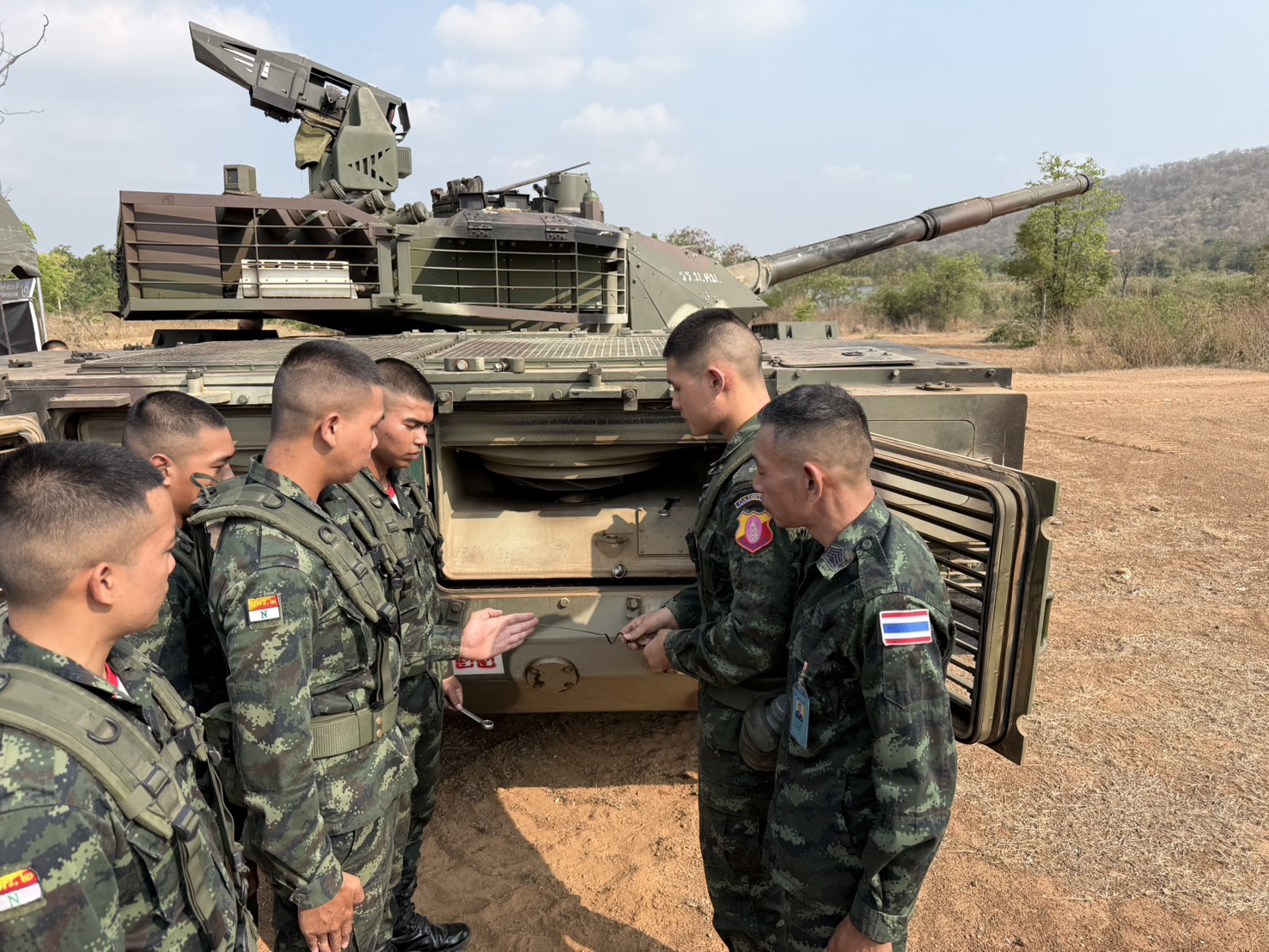 20 ก.พ. - 1 มี.ค. 69
นนร. ชั้นปีที่ 2 รุ่นที่ 76 ฝึกภาคสนาม วิชาการฝึกยุทโธปกรณ์ของเหล่าทหารม้า โดยทำการฝึก 4 สถานี
สถานีที่ 1 ขี่ม้าเบื้องต้น
สถานีที่ 2 อาวุธยุทโธปกรณ์ของเหล่าทหารม้า
สถานีที่ 3 ขับรถถังและรถสายพาน
สถานีที่ 4 พลประจำรถ (TACOS)