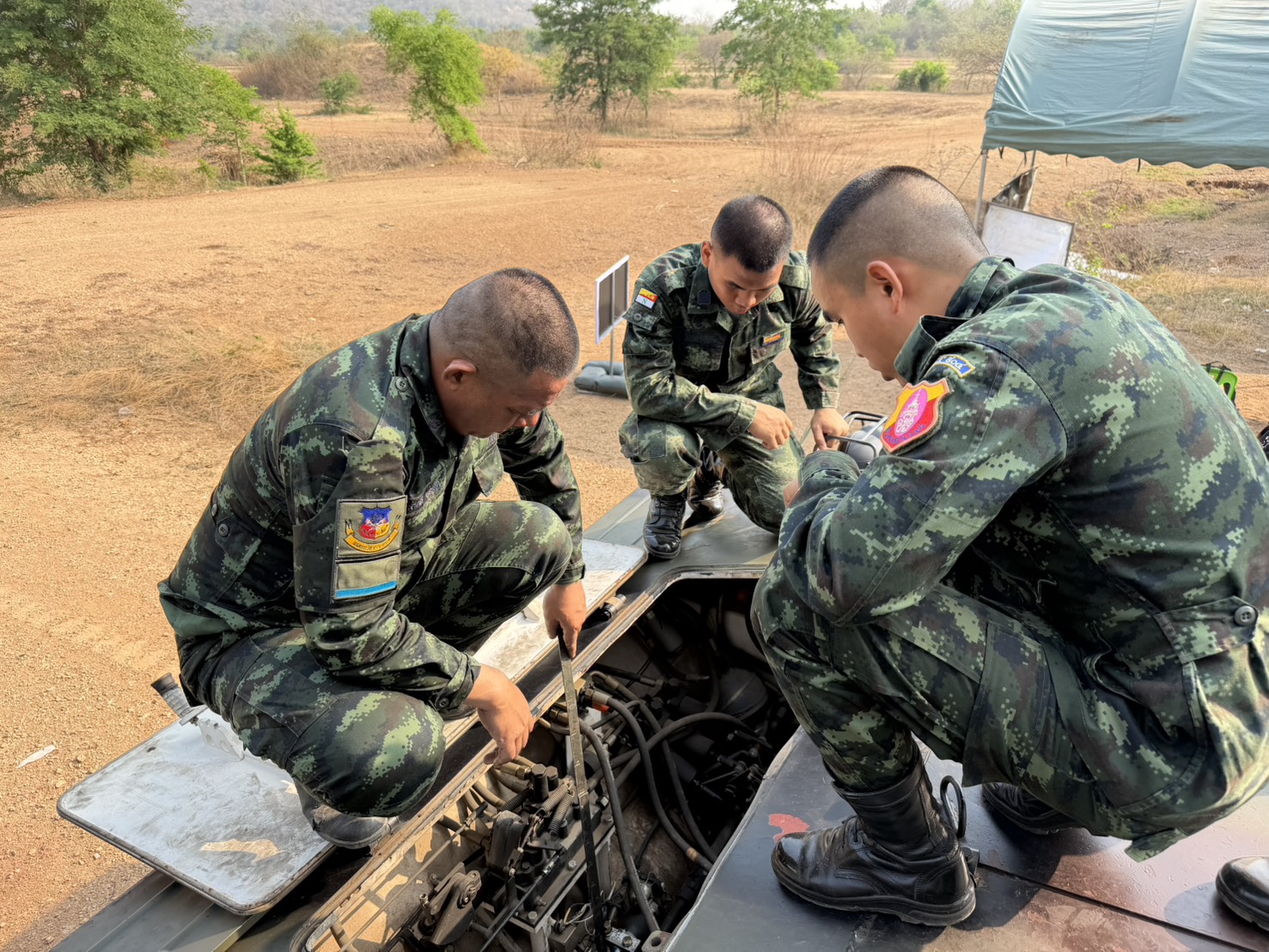 20 ก.พ. - 1 มี.ค. 69
นนร. ชั้นปีที่ 2 รุ่นที่ 76 ฝึกภาคสนาม วิชาการฝึกยุทโธปกรณ์ของเหล่าทหารม้า โดยทำการฝึก 4 สถานี
สถานีที่ 1 ขี่ม้าเบื้องต้น
สถานีที่ 2 อาวุธยุทโธปกรณ์ของเหล่าทหารม้า
สถานีที่ 3 ขับรถถังและรถสายพาน
สถานีที่ 4 พลประจำรถ (TACOS)