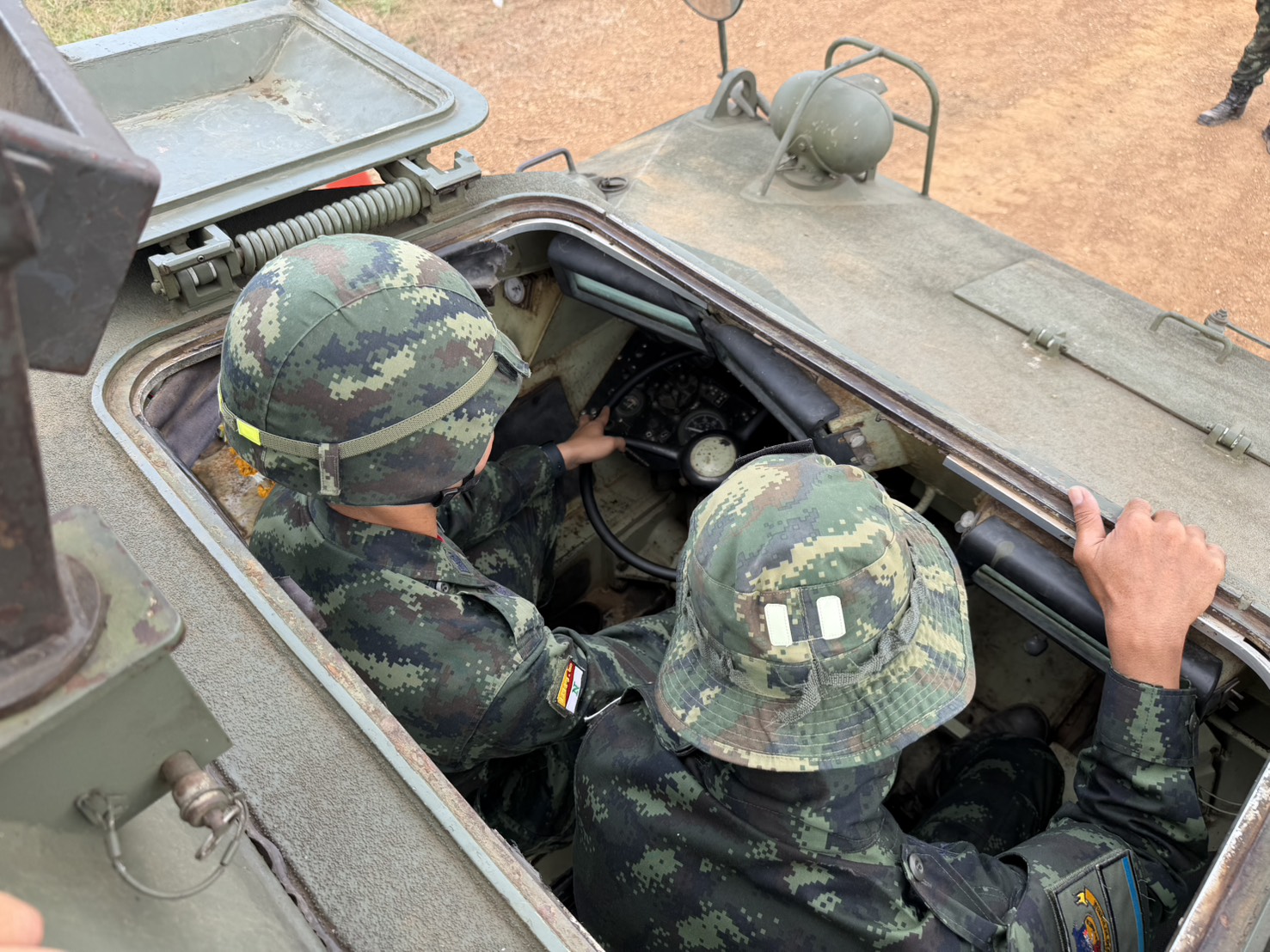 20 ก.พ. - 1 มี.ค. 69
นนร. ชั้นปีที่ 2 รุ่นที่ 76 ฝึกภาคสนาม วิชาการฝึกยุทโธปกรณ์ของเหล่าทหารม้า โดยทำการฝึก 4 สถานี
สถานีที่ 1 ขี่ม้าเบื้องต้น
สถานีที่ 2 อาวุธยุทโธปกรณ์ของเหล่าทหารม้า
สถานีที่ 3 ขับรถถังและรถสายพาน
สถานีที่ 4 พลประจำรถ (TACOS)