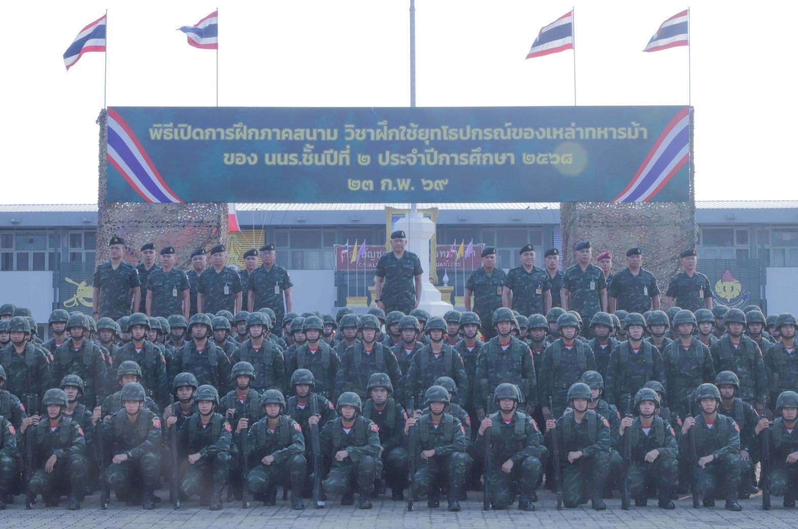 20 ก.พ. - 1 มี.ค. 69
นนร. ชั้นปีที่ 2 รุ่นที่ 76 ฝึกภาคสนาม วิชาการฝึกยุทโธปกรณ์ของเหล่าทหารม้า โดยทำการฝึก 4 สถานี
สถานีที่ 1 ขี่ม้าเบื้องต้น
สถานีที่ 2 อาวุธยุทโธปกรณ์ของเหล่าทหารม้า
สถานีที่ 3 ขับรถถังและรถสายพาน
สถานีที่ 4 พลประจำรถ (TACOS)