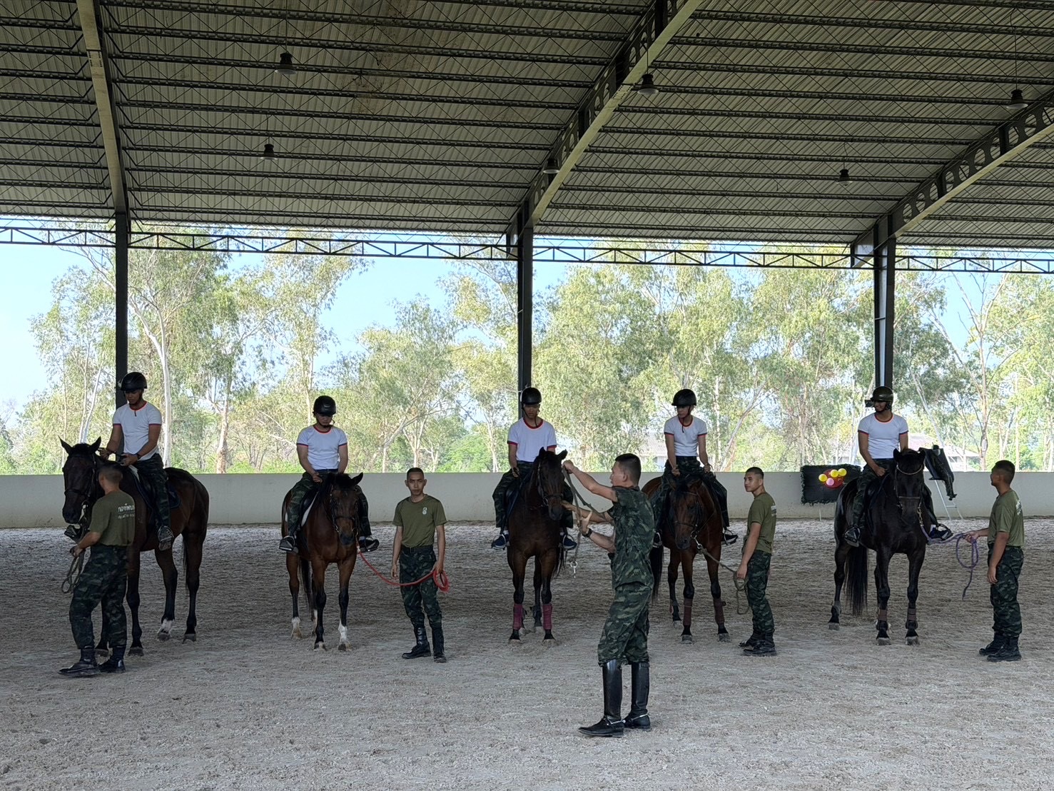 20 ก.พ. - 1 มี.ค. 69
นนร. ชั้นปีที่ 2 รุ่นที่ 76 ฝึกภาคสนาม วิชาการฝึกยุทโธปกรณ์ของเหล่าทหารม้า โดยทำการฝึก 4 สถานี
สถานีที่ 1 ขี่ม้าเบื้องต้น
สถานีที่ 2 อาวุธยุทโธปกรณ์ของเหล่าทหารม้า
สถานีที่ 3 ขับรถถังและรถสายพาน
สถานีที่ 4 พลประจำรถ (TACOS)