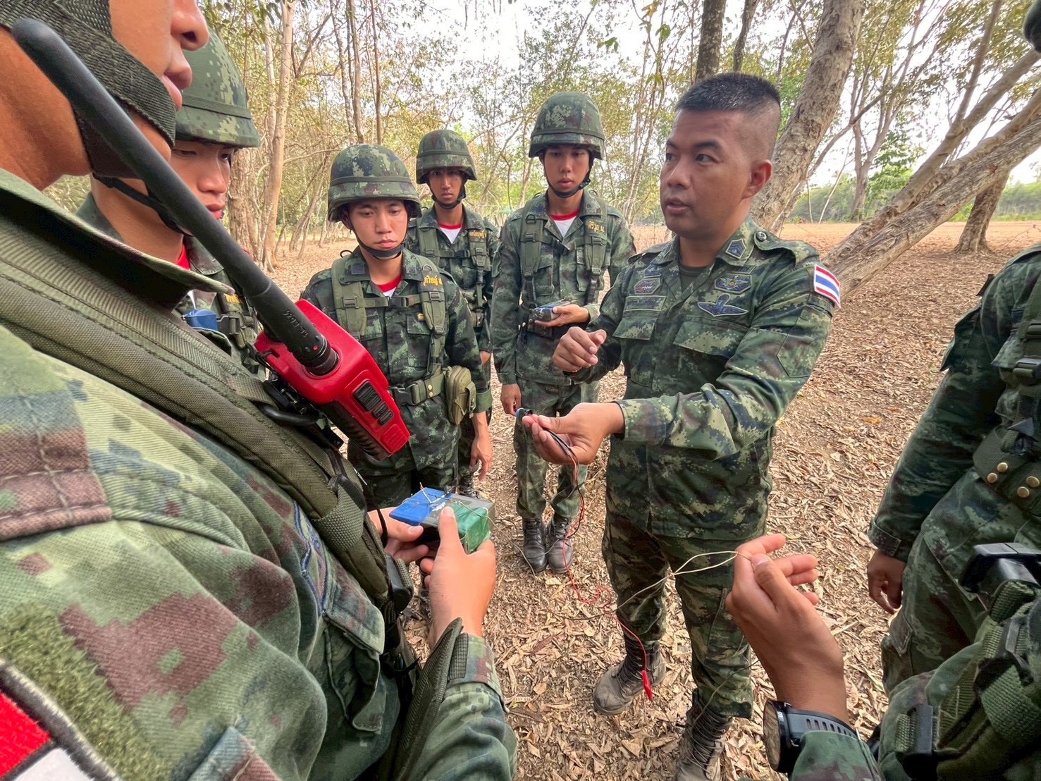 20 ก.พ. - 5 มี.ค. 69 
นนร.ชั้นปีที่ 1 รุ่นที่ 77 ฝึกภาคสนาม วิชาการฝึกช่างสนาม วัตถุระเบิด และการทำลาย 
ทำการฝึกต่างๆดังนี้
1.การฝึกป้อมสนาม
2.การฝึกเครื่องกีดขวาง
3.การฝึกการพราง
4.การฝึกระบบการจุดระเบิดด้วยเชื้อปะทุชนวน, เชื้อปะทุไฟฟ้า และชนวนฝักแคระเบิด
5.การฝึกการติดตั้งรื้อถอนทุ่นระเบิดดักรถถัง, ทุ่นระเบิดสังหานบุคคลฝ่ายเรา และต่างประเทศ
6.การฝึกการติดตั้งรื้อถอนกับระเบิดแสวงเครื่อง พวกใช้เชื้อปะทุชนวน และพวกใช้เชื้อปะทุไฟฟ้า
7.การฝึกการใช้เครื่องตรวจค้นทุ่นระบิด, การเจาะช่องอย่างเร่งด่วน และการเจาะช่องอย่างประณีต
8.การฝึกการยุทธ์ข้ามลำน้ำ, แพ และสะพาน  
9.การฝึกเครื่องหนุนมั่น/เครื่องหนุนลอย