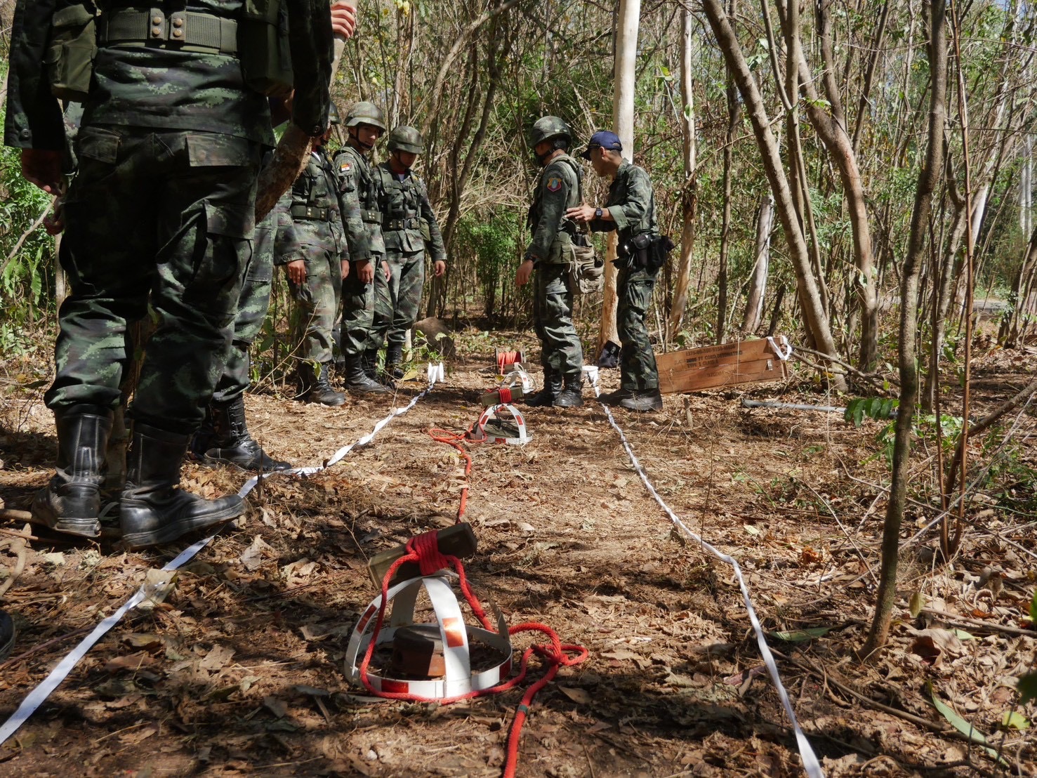 20 ก.พ. - 5 มี.ค. 69 
นนร.ชั้นปีที่ 1 รุ่นที่ 77 ฝึกภาคสนาม วิชาการฝึกช่างสนาม วัตถุระเบิด และการทำลาย 
ทำการฝึกต่างๆดังนี้
1.การฝึกป้อมสนาม
2.การฝึกเครื่องกีดขวาง
3.การฝึกการพราง
4.การฝึกระบบการจุดระเบิดด้วยเชื้อปะทุชนวน, เชื้อปะทุไฟฟ้า และชนวนฝักแคระเบิด
5.การฝึกการติดตั้งรื้อถอนทุ่นระเบิดดักรถถัง, ทุ่นระเบิดสังหานบุคคลฝ่ายเรา และต่างประเทศ
6.การฝึกการติดตั้งรื้อถอนกับระเบิดแสวงเครื่อง พวกใช้เชื้อปะทุชนวน และพวกใช้เชื้อปะทุไฟฟ้า
7.การฝึกการใช้เครื่องตรวจค้นทุ่นระบิด, การเจาะช่องอย่างเร่งด่วน และการเจาะช่องอย่างประณีต
8.การฝึกการยุทธ์ข้ามลำน้ำ, แพ และสะพาน  
9.การฝึกเครื่องหนุนมั่น/เครื่องหนุนลอย