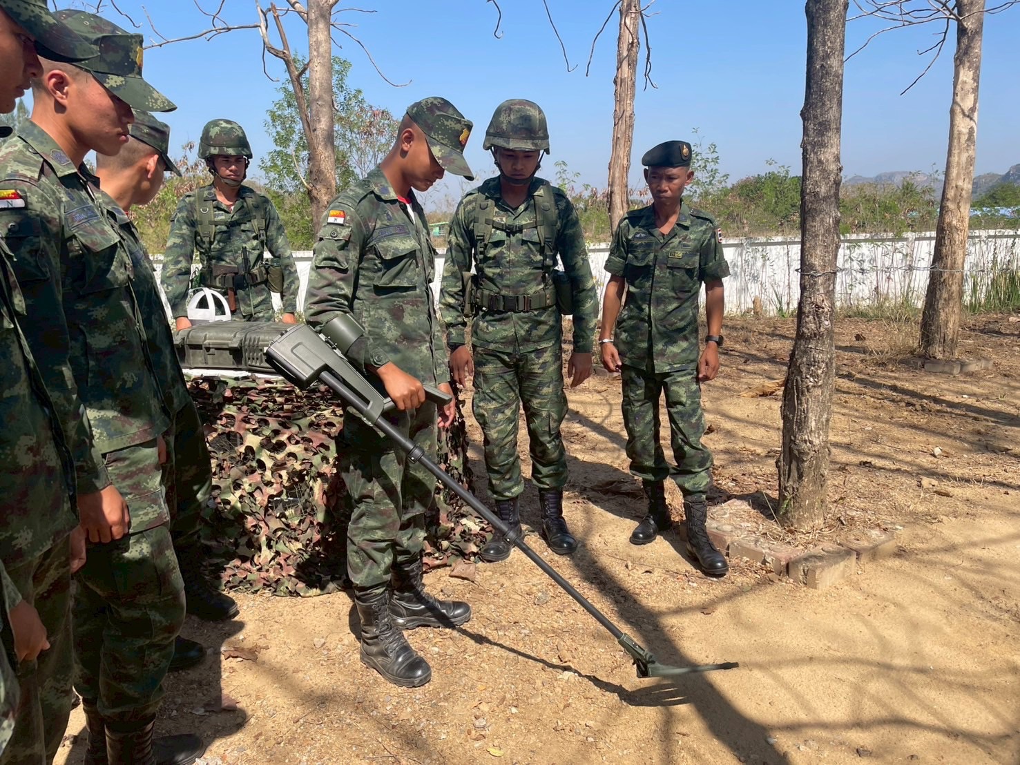 20 ก.พ. - 5 มี.ค. 69 
นนร.ชั้นปีที่ 1 รุ่นที่ 77 ฝึกภาคสนาม วิชาการฝึกช่างสนาม วัตถุระเบิด และการทำลาย 
ทำการฝึกต่างๆดังนี้
1.การฝึกป้อมสนาม
2.การฝึกเครื่องกีดขวาง
3.การฝึกการพราง
4.การฝึกระบบการจุดระเบิดด้วยเชื้อปะทุชนวน, เชื้อปะทุไฟฟ้า และชนวนฝักแคระเบิด
5.การฝึกการติดตั้งรื้อถอนทุ่นระเบิดดักรถถัง, ทุ่นระเบิดสังหานบุคคลฝ่ายเรา และต่างประเทศ
6.การฝึกการติดตั้งรื้อถอนกับระเบิดแสวงเครื่อง พวกใช้เชื้อปะทุชนวน และพวกใช้เชื้อปะทุไฟฟ้า
7.การฝึกการใช้เครื่องตรวจค้นทุ่นระบิด, การเจาะช่องอย่างเร่งด่วน และการเจาะช่องอย่างประณีต
8.การฝึกการยุทธ์ข้ามลำน้ำ, แพ และสะพาน  
9.การฝึกเครื่องหนุนมั่น/เครื่องหนุนลอย