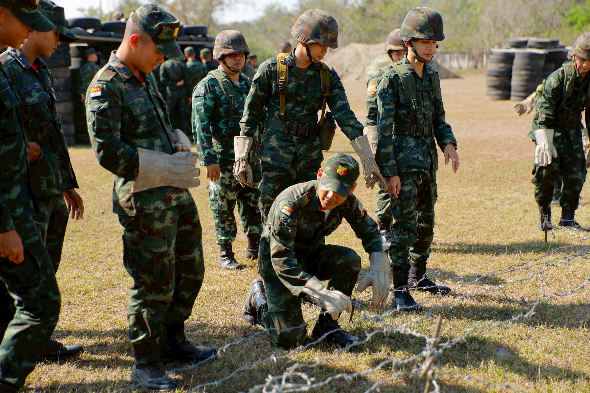 20 ก.พ. - 5 มี.ค. 69 
นนร.ชั้นปีที่ 1 รุ่นที่ 77 ฝึกภาคสนาม วิชาการฝึกช่างสนาม วัตถุระเบิด และการทำลาย 
ทำการฝึกต่างๆดังนี้
1.การฝึกป้อมสนาม
2.การฝึกเครื่องกีดขวาง
3.การฝึกการพราง
4.การฝึกระบบการจุดระเบิดด้วยเชื้อปะทุชนวน, เชื้อปะทุไฟฟ้า และชนวนฝักแคระเบิด
5.การฝึกการติดตั้งรื้อถอนทุ่นระเบิดดักรถถัง, ทุ่นระเบิดสังหานบุคคลฝ่ายเรา และต่างประเทศ
6.การฝึกการติดตั้งรื้อถอนกับระเบิดแสวงเครื่อง พวกใช้เชื้อปะทุชนวน และพวกใช้เชื้อปะทุไฟฟ้า
7.การฝึกการใช้เครื่องตรวจค้นทุ่นระบิด, การเจาะช่องอย่างเร่งด่วน และการเจาะช่องอย่างประณีต
8.การฝึกการยุทธ์ข้ามลำน้ำ, แพ และสะพาน  
9.การฝึกเครื่องหนุนมั่น/เครื่องหนุนลอย