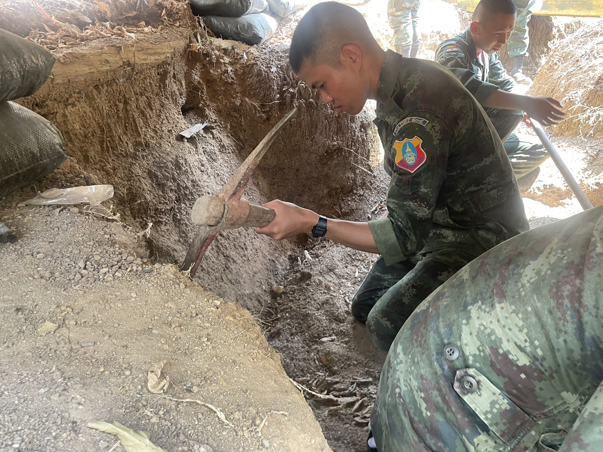 20 ก.พ. - 5 มี.ค. 69 
นนร.ชั้นปีที่ 1 รุ่นที่ 77 ฝึกภาคสนาม วิชาการฝึกช่างสนาม วัตถุระเบิด และการทำลาย 
ทำการฝึกต่างๆดังนี้
1.การฝึกป้อมสนาม
2.การฝึกเครื่องกีดขวาง
3.การฝึกการพราง
4.การฝึกระบบการจุดระเบิดด้วยเชื้อปะทุชนวน, เชื้อปะทุไฟฟ้า และชนวนฝักแคระเบิด
5.การฝึกการติดตั้งรื้อถอนทุ่นระเบิดดักรถถัง, ทุ่นระเบิดสังหานบุคคลฝ่ายเรา และต่างประเทศ
6.การฝึกการติดตั้งรื้อถอนกับระเบิดแสวงเครื่อง พวกใช้เชื้อปะทุชนวน และพวกใช้เชื้อปะทุไฟฟ้า
7.การฝึกการใช้เครื่องตรวจค้นทุ่นระบิด, การเจาะช่องอย่างเร่งด่วน และการเจาะช่องอย่างประณีต
8.การฝึกการยุทธ์ข้ามลำน้ำ, แพ และสะพาน  
9.การฝึกเครื่องหนุนมั่น/เครื่องหนุนลอย