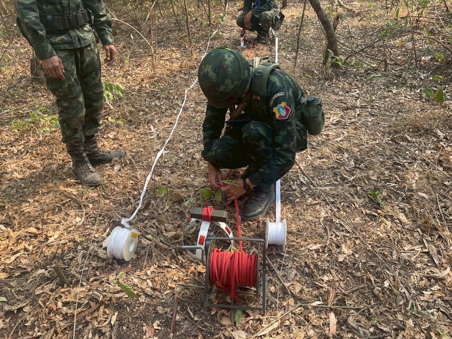 20 ก.พ. - 5 มี.ค. 69 
นนร.ชั้นปีที่ 1 รุ่นที่ 77 ฝึกภาคสนาม วิชาการฝึกช่างสนาม วัตถุระเบิด และการทำลาย 
ทำการฝึกต่างๆดังนี้
1.การฝึกป้อมสนาม
2.การฝึกเครื่องกีดขวาง
3.การฝึกการพราง
4.การฝึกระบบการจุดระเบิดด้วยเชื้อปะทุชนวน, เชื้อปะทุไฟฟ้า และชนวนฝักแคระเบิด
5.การฝึกการติดตั้งรื้อถอนทุ่นระเบิดดักรถถัง, ทุ่นระเบิดสังหานบุคคลฝ่ายเรา และต่างประเทศ
6.การฝึกการติดตั้งรื้อถอนกับระเบิดแสวงเครื่อง พวกใช้เชื้อปะทุชนวน และพวกใช้เชื้อปะทุไฟฟ้า
7.การฝึกการใช้เครื่องตรวจค้นทุ่นระบิด, การเจาะช่องอย่างเร่งด่วน และการเจาะช่องอย่างประณีต
8.การฝึกการยุทธ์ข้ามลำน้ำ, แพ และสะพาน  
9.การฝึกเครื่องหนุนมั่น/เครื่องหนุนลอย