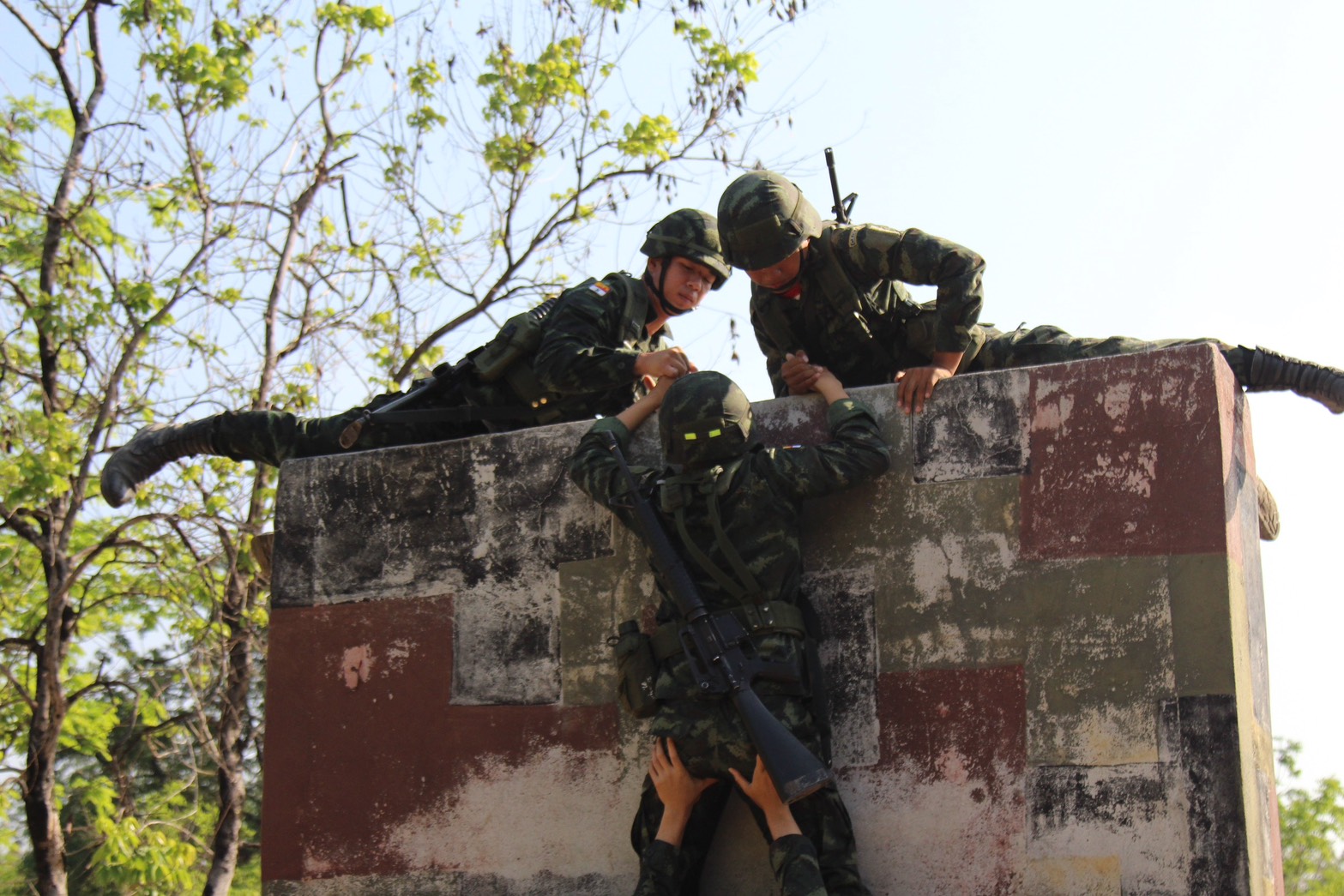 20 ก.พ. – 13 มี.ค. 69 /InfantryRiflePlatoonTacticsTraining 
นนร. ชั้นปีที่ 3 รุ่นที่ 75 ฝึกภาคสนาม วิชาการฝึกยุทธวิธีทหารราบระดับหมวด ทำการฝึกต่างๆดังนี้
1. การฝึกระเบียบการนำหน่วย
2. การฝึกการให้คำสั่งยุทธการของ ผบ.มว.
3. การฝึกการปฏิบัติในที่รวมพล
4. การฝึกการเคลื่อนที่เข้าปะทะ
5. การฝึกการเข้าที่รวมพล
6. การฝึกการเข้าตีกลางคืน
7. การฝึกเข้าตีเวลากลางวัน
8. การฝึกตั้งรับ
9. การฝึกการผลัดเปลี่ยนหน่วย 
10. การฝึกการลาดตระเวน/ตีโฉบฉวย
11. การฝึกการรบด้วยวิธีรุก/รับ
