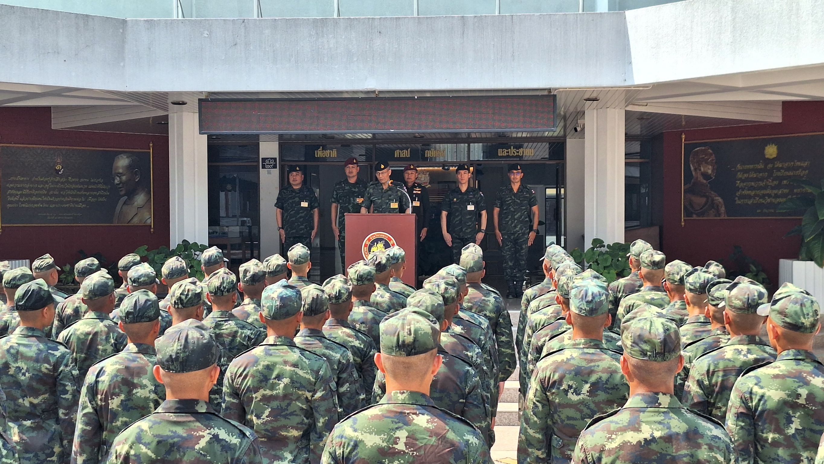 นนร.ชั้นปีที่ 1 รุ่นที่78 ปี2569 -ScholarshipInterviewNewCadet2569- 
การสอบสัมภาษณ์เพื่อคัดเลือก นนร.ชั้นปีที่ 1 รุ่นที่ 78 ไปศึกษาในต่างประเทศ ประจำปีงบประมาณ 2569
เมื่อ วันที่ 24 มี.ค. 69 เวลา 09.45 น. รองผู้อำนวยการส่วนวิชาทหาร โรงเรียนนายร้อยพระจุลจอมเกล้า เป็นประธานในการดำเนินการสอบสัมภาษณ์คัดเลือก นักเรียนนายร้อยชั้นปีที่ 1 รุ่นที่ 78 ที่มีความสนในรับทุนจาก ทบ. เพื่อเดินทางไปศึกษา ณ สถาบันวิชาการต่างประเทศ ประจำปีงบประมาณ 2569