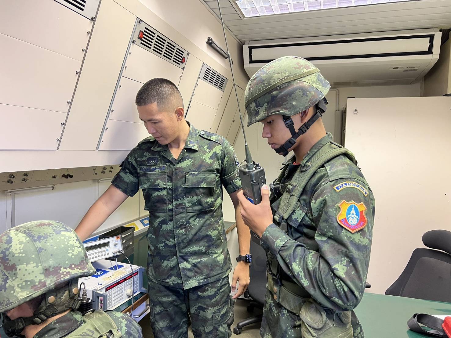 18 – 26 มี.ค. 69 /CommunicationsTraining /
นนร.ชั้นปีที่ 1 รุ่นที่ 77 วิชาการฝึกการติดต่อสื่อสาร ทำการฝึกต่างๆดังนี้
1.การฝึกการปฏิบัติงานของศูนย์ข่าว 
2.การฝึกการสื่อสารประเภทวิทยุ AM, FM 
3.การสื่อสารประเภทสาย 
4.การฝึกการสื่อสารประเภทวิทยุถ่ายทอด 
5.การฝึกปฏิบัติงานของเหล่าทหารสื่อสาร