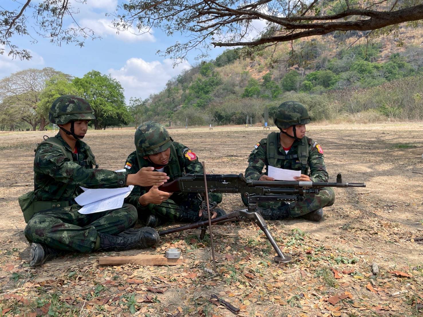 18 – 27 มี.ค. 69 /UnitWeaponSystemsAndFireControlTraining /
นนร.ชั้นปีที่ 2 รุ่นที่ 76 วิชาการฝึกยิงอาวุธประจำหน่วย หลักยิงและตรวจการณ์ ทำการฝึกต่างๆดังนี้
1. การฝึกหน้าที่พลประจำเครื่องยิงและการตั้งยิง ค.60 มม., ค.81 มม., ค.120 มม. และการฝึกทำหน้าที่ ผตน. 
2. การฝึกหน้าที่พลประจำปืน ปก.38, ปก.93 และการฝึกทำแผ่นจดระยะ ปก.
3. การฝึกเครื่องช่วยฝึกเทคโนโลยีสูง (Focuss-2) Application และ ส่วนยิง (ค.อัดลม) (เสริม ผตน.)
4. การยิงปืนด้วยกระสุนจริง ปก.38 และ ปก.93
5. การฝึกส่วนอำนวยการยิง, ผู้ตรวจการณ์หน้า และ ส่วนยิง (ค.อัดลม) (เสริม ผตน.)
6. การฝึกการสร้างสนามทุ่นระเบิดป้องกันตน
7. การฝึกการใช้บังกะโลตอปิโดเจาะช่องสนามทุ่นระเบิด
8. การฝึกการติดตั้งและรื้อถอนทุ่นระเบิดสังหารบุคคล M18A1 (เคลย์มอร์)