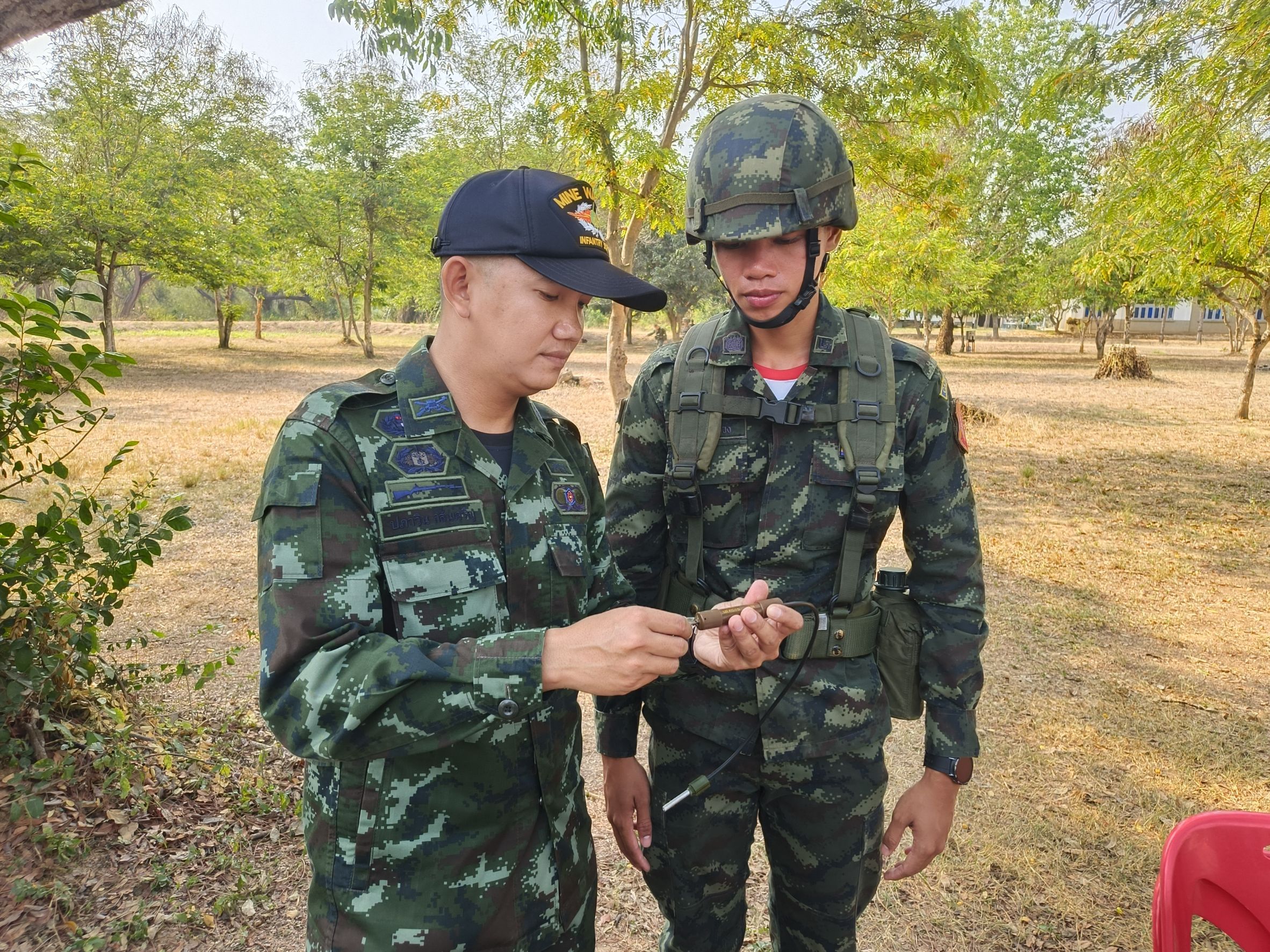 18 – 27 มี.ค. 69 /UnitWeaponSystemsAndFireControlTraining /
นนร.ชั้นปีที่ 2 รุ่นที่ 76 วิชาการฝึกยิงอาวุธประจำหน่วย หลักยิงและตรวจการณ์ ทำการฝึกต่างๆดังนี้
1. การฝึกหน้าที่พลประจำเครื่องยิงและการตั้งยิง ค.60 มม., ค.81 มม., ค.120 มม. และการฝึกทำหน้าที่ ผตน. 
2. การฝึกหน้าที่พลประจำปืน ปก.38, ปก.93 และการฝึกทำแผ่นจดระยะ ปก.
3. การฝึกเครื่องช่วยฝึกเทคโนโลยีสูง (Focuss-2) Application และ ส่วนยิง (ค.อัดลม) (เสริม ผตน.)
4. การยิงปืนด้วยกระสุนจริง ปก.38 และ ปก.93
5. การฝึกส่วนอำนวยการยิง, ผู้ตรวจการณ์หน้า และ ส่วนยิง (ค.อัดลม) (เสริม ผตน.)
6. การฝึกการสร้างสนามทุ่นระเบิดป้องกันตน
7. การฝึกการใช้บังกะโลตอปิโดเจาะช่องสนามทุ่นระเบิด
8. การฝึกการติดตั้งและรื้อถอนทุ่นระเบิดสังหารบุคคล M18A1 (เคลย์มอร์)